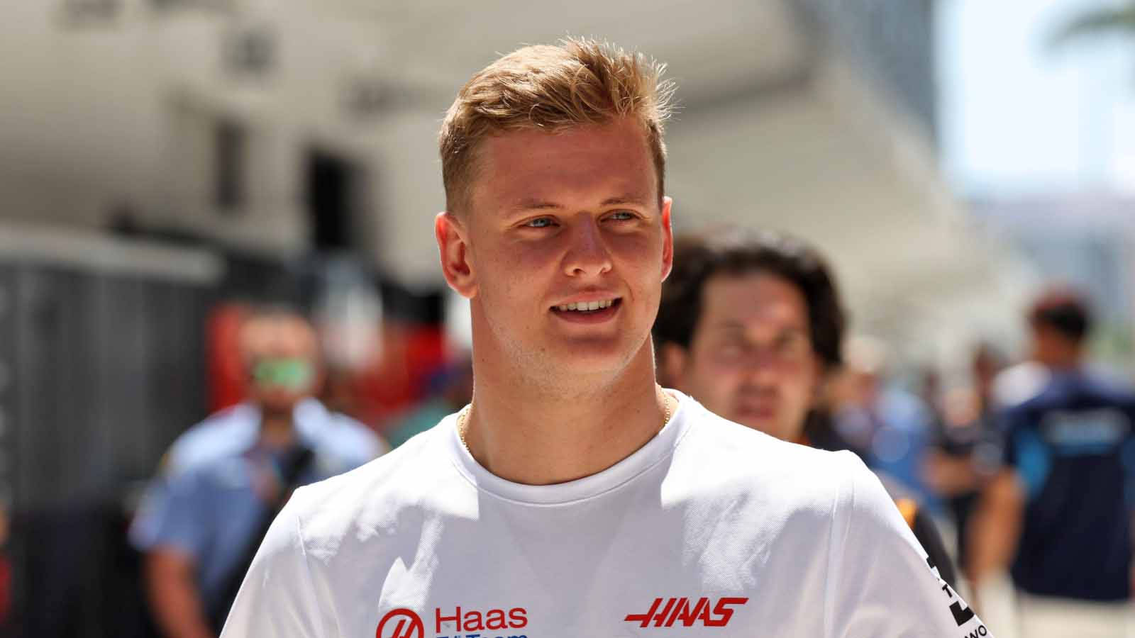 Mick Schumacher, white Haas F1 team shirt, blond man, HD Desktop Wallpaper