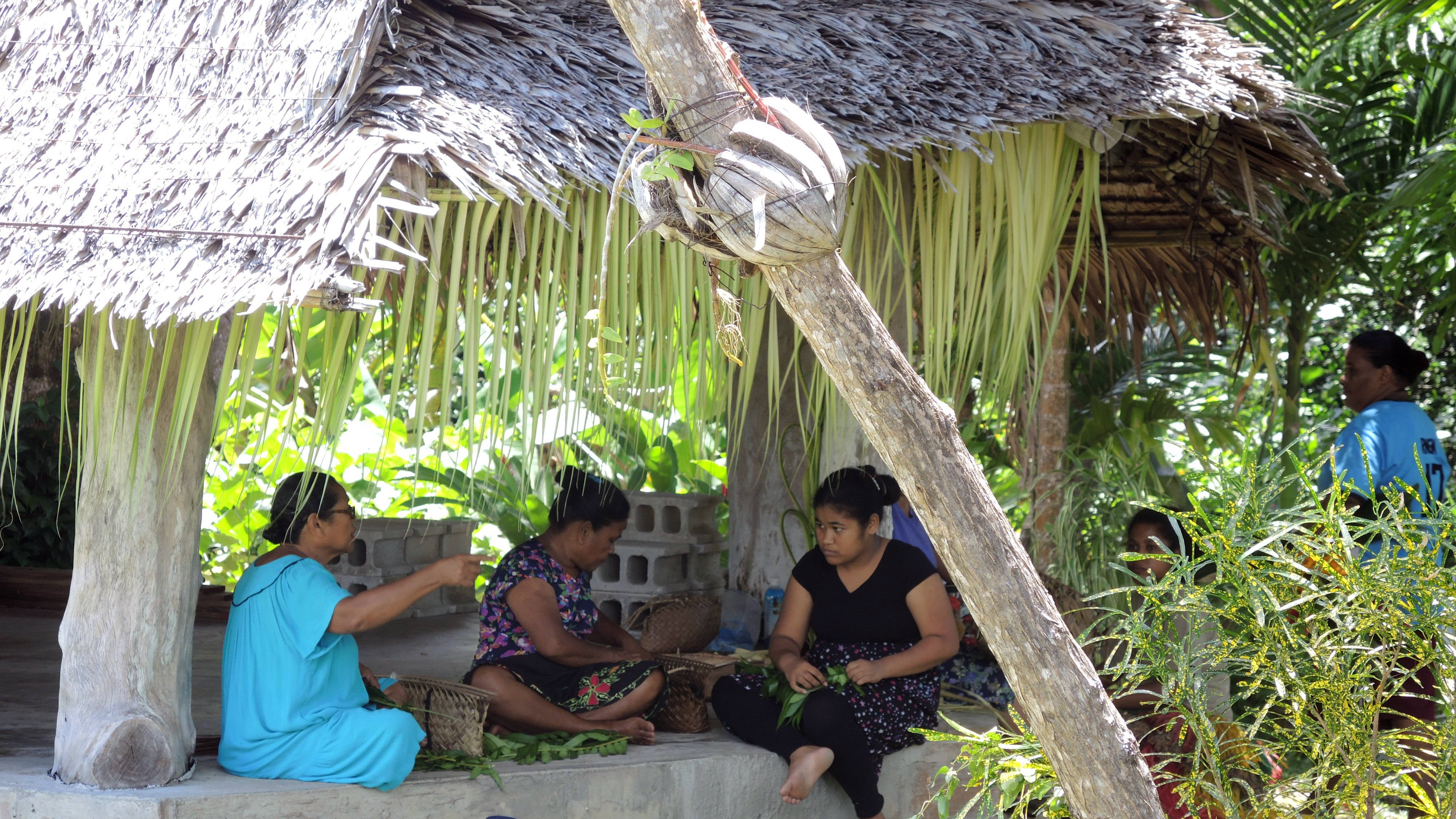 Micronesia, women, thatched roof, 4K Desktop Wallpaper