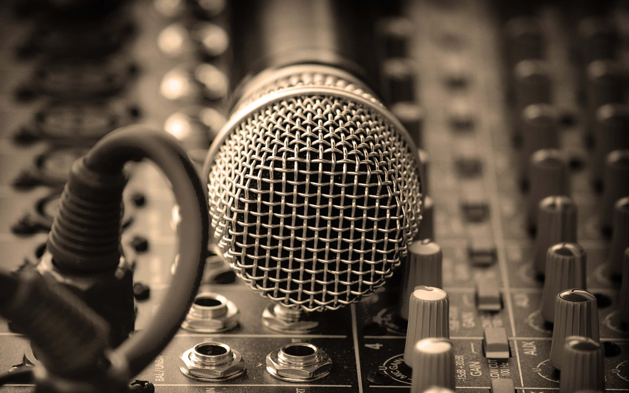 dynamic microphone, mixing console, vintage microphone, 2K Desktop Wallpaper