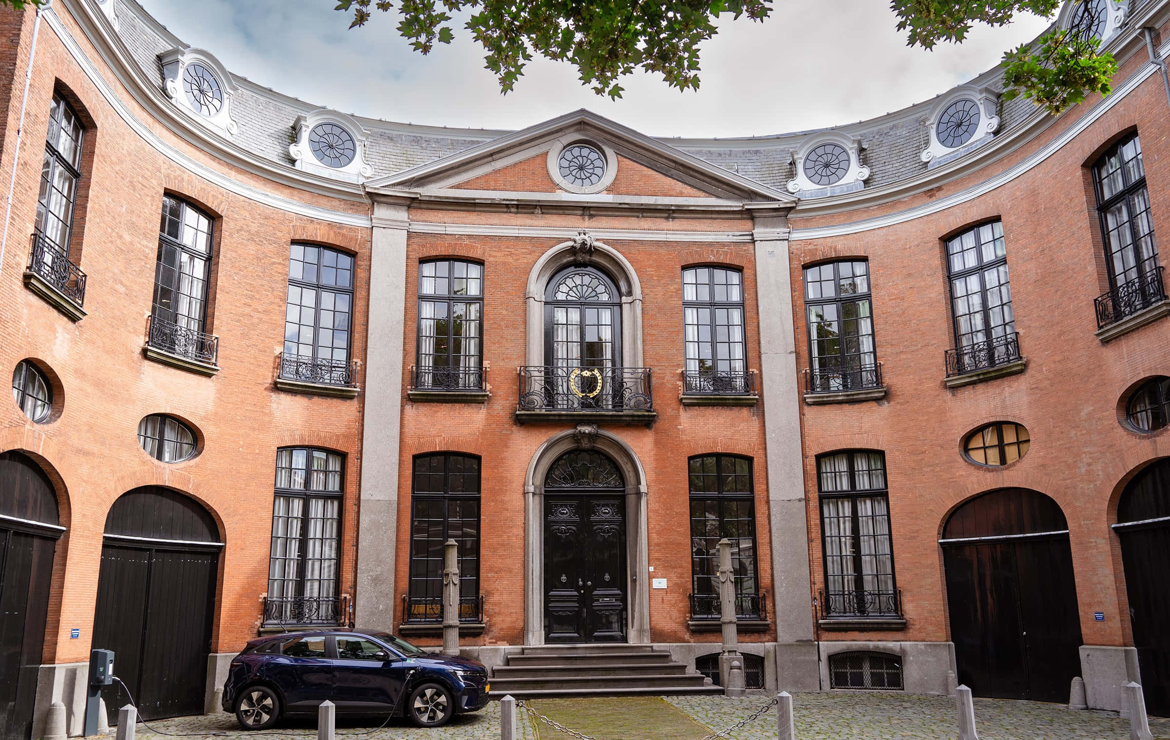 Middelburg, historical building facade, curved brick building, Full HD Desktop Wallpaper