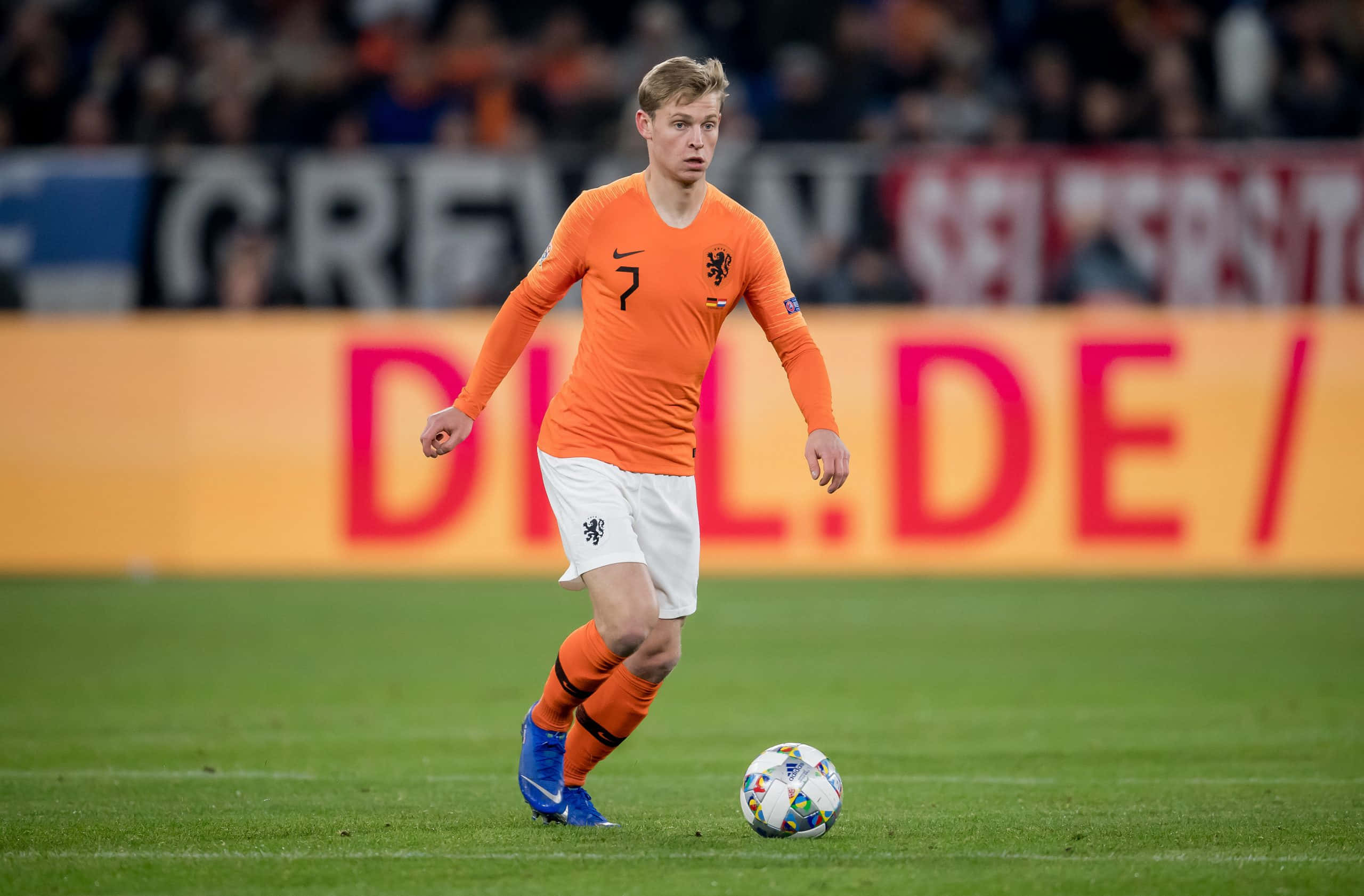 Dutch soccer player, orange jersey number 7, green field, 2K Desktop Wallpaper