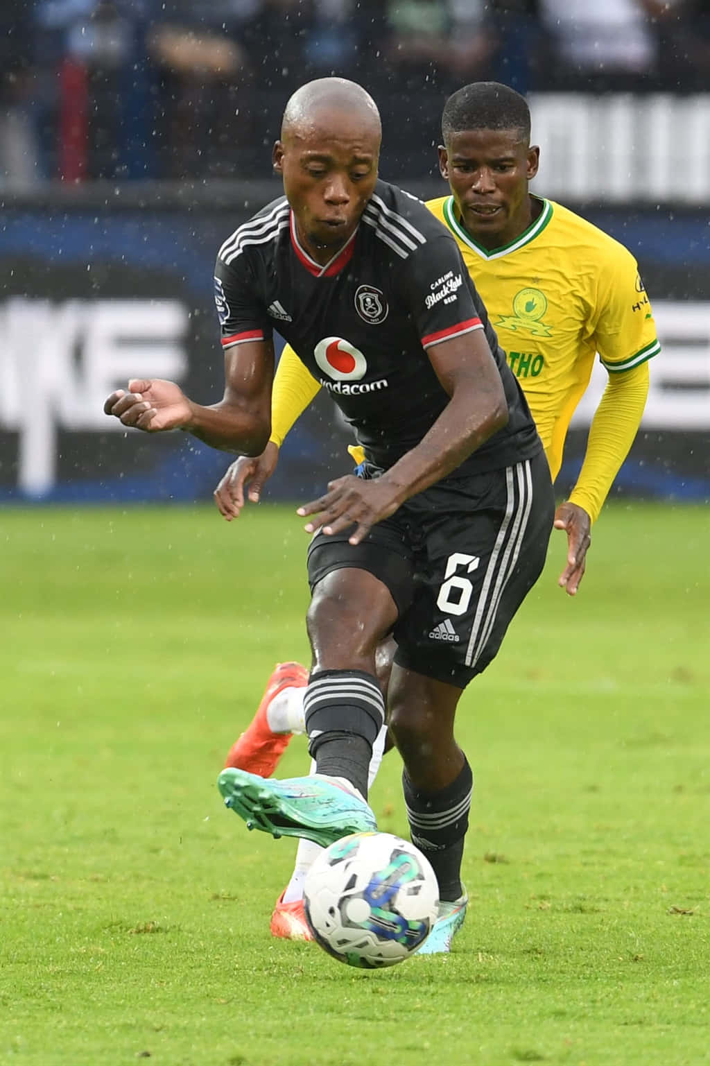 Midfielder, rainy soccer match, black, HD Phone Wallpaper