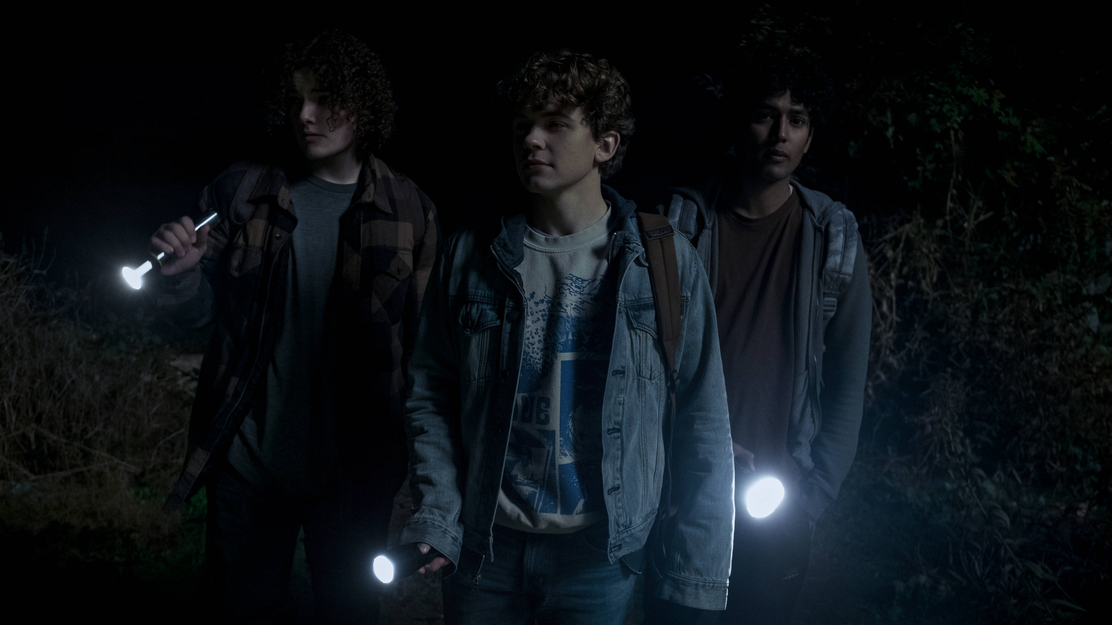 Midnight Mass, boys, flashlights, 2K Desktop Wallpaper