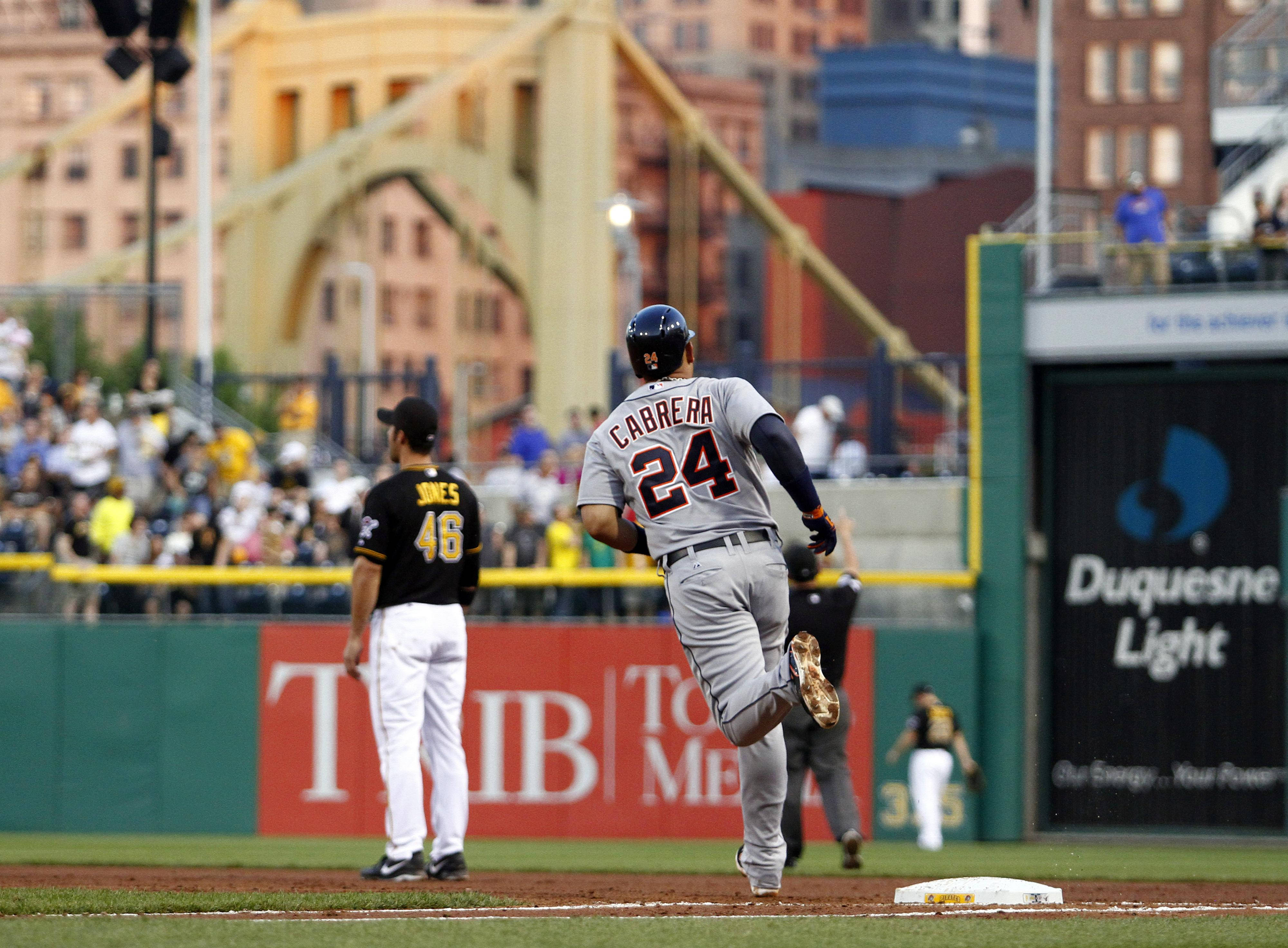 Miguel Cabrera, gray uniform, sprints toward base, 4K Desktop Wallpaper