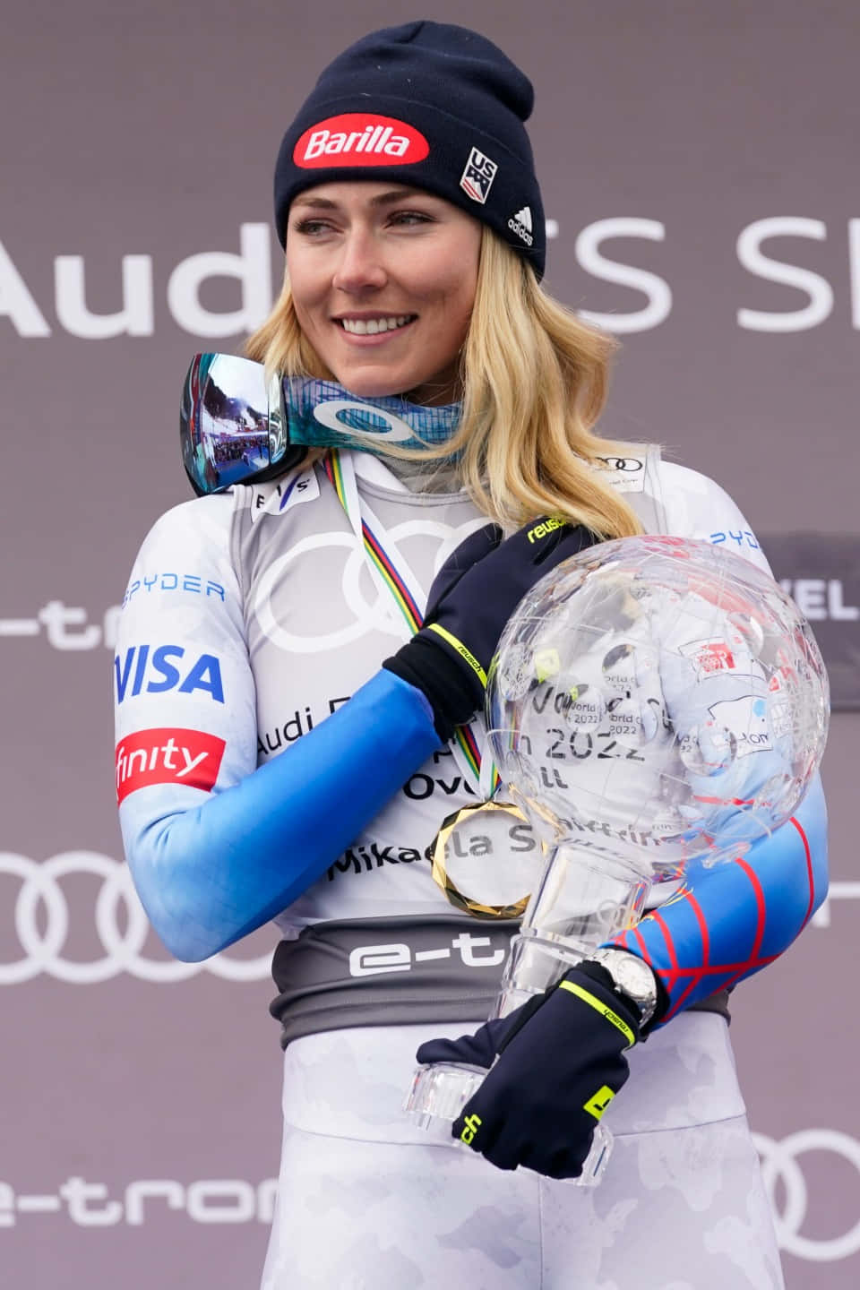 Mikaela Shiffrin, blue and white racing suit, clear crystal trophy, HD Phone Wallpaper