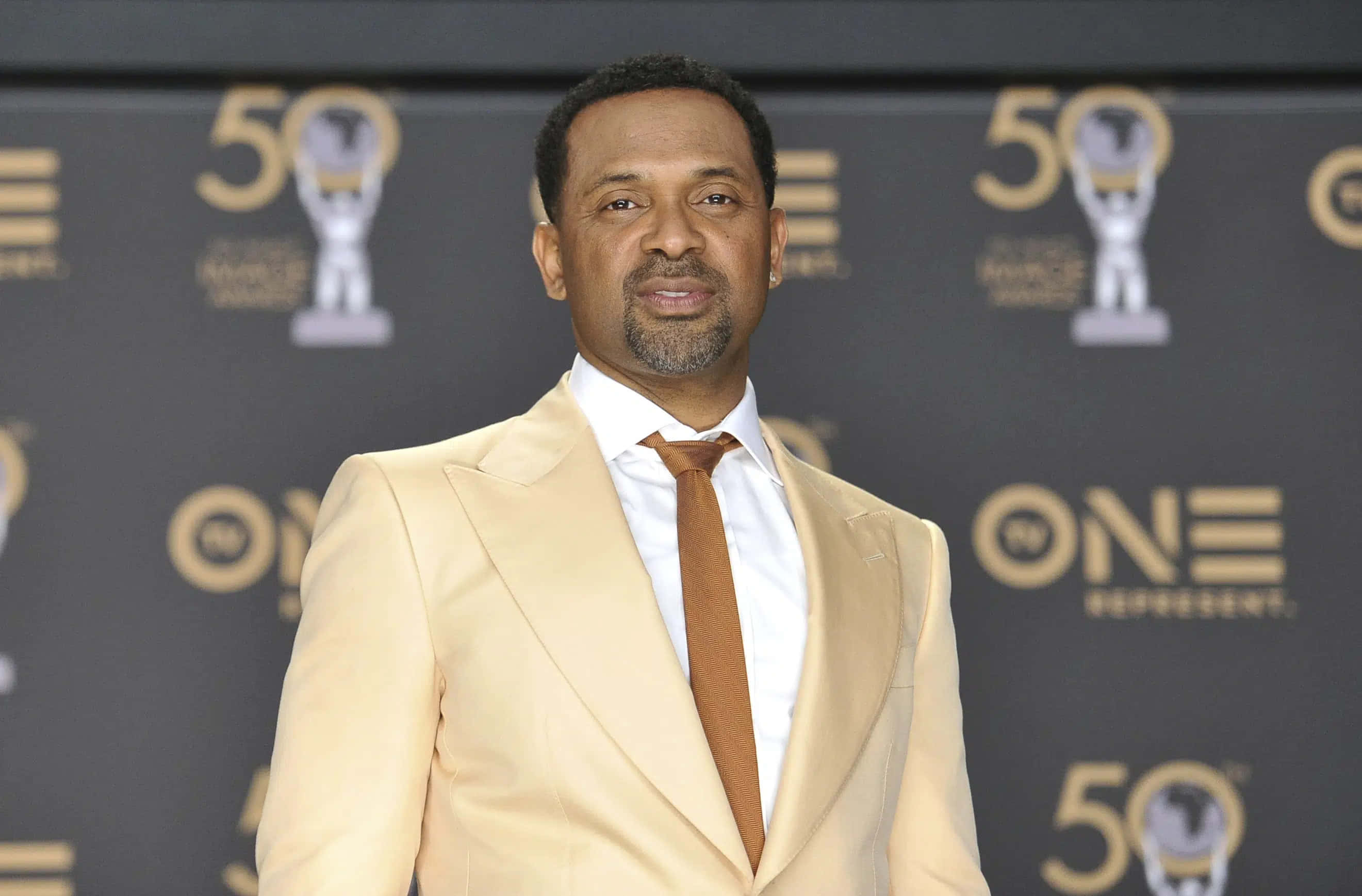 Mike Epps, cream suit, brown tie, 2K Desktop Wallpaper
