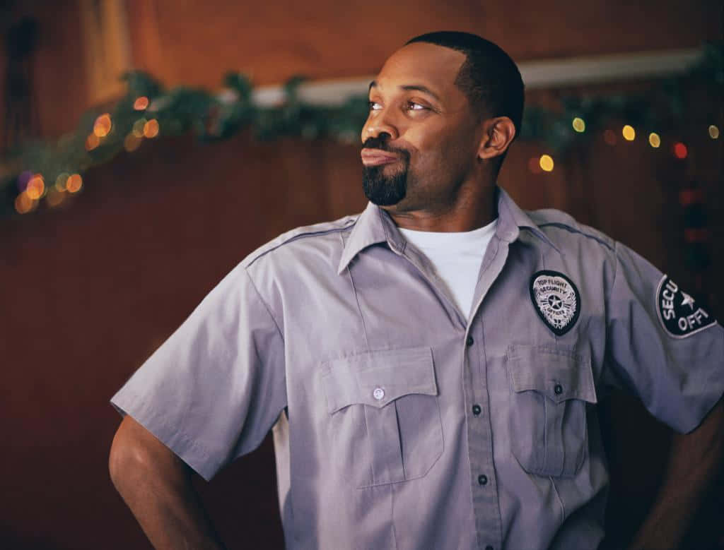 Mike Epps, gray uniform, warmly lit festive background, SD Desktop Wallpaper
