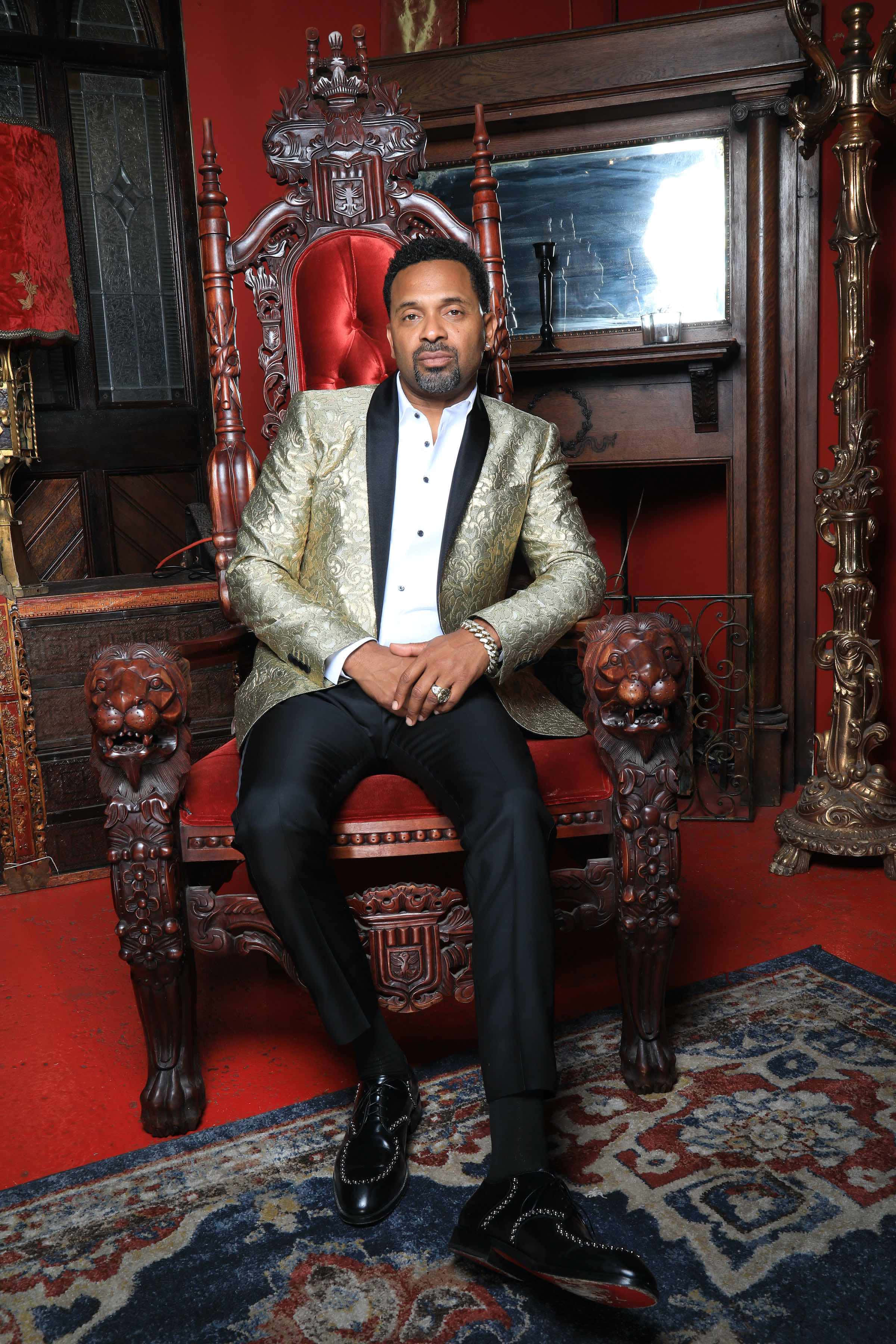 Mike Epps, gold brocade jacket, ornate red throne chair, 2K Phone Wallpaper