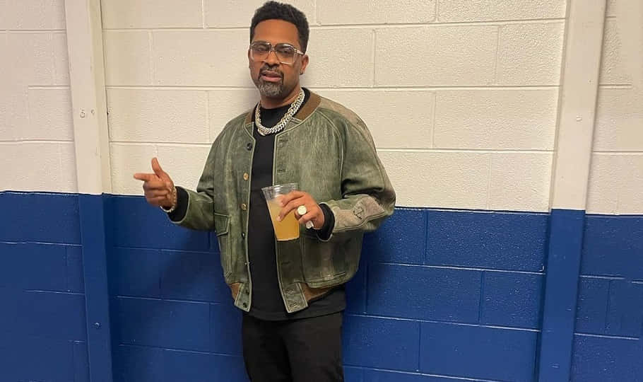 Mike Epps, green jacket, glasses, SD Desktop Wallpaper