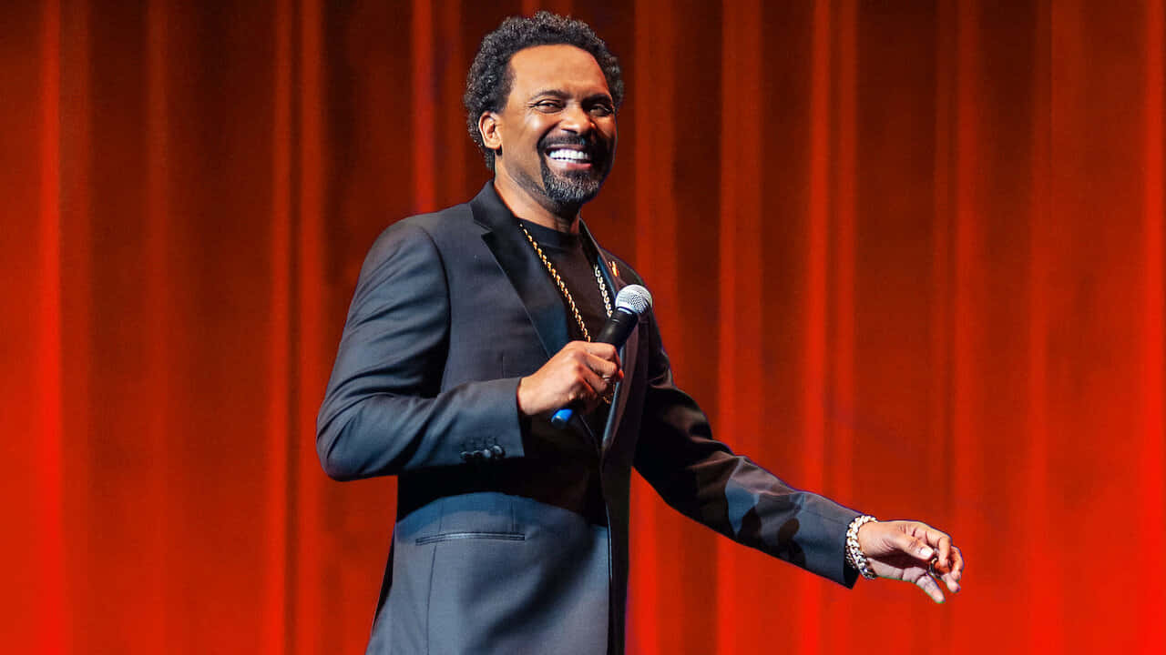 Mike Epps, dark suit, microphone, HD Desktop Wallpaper