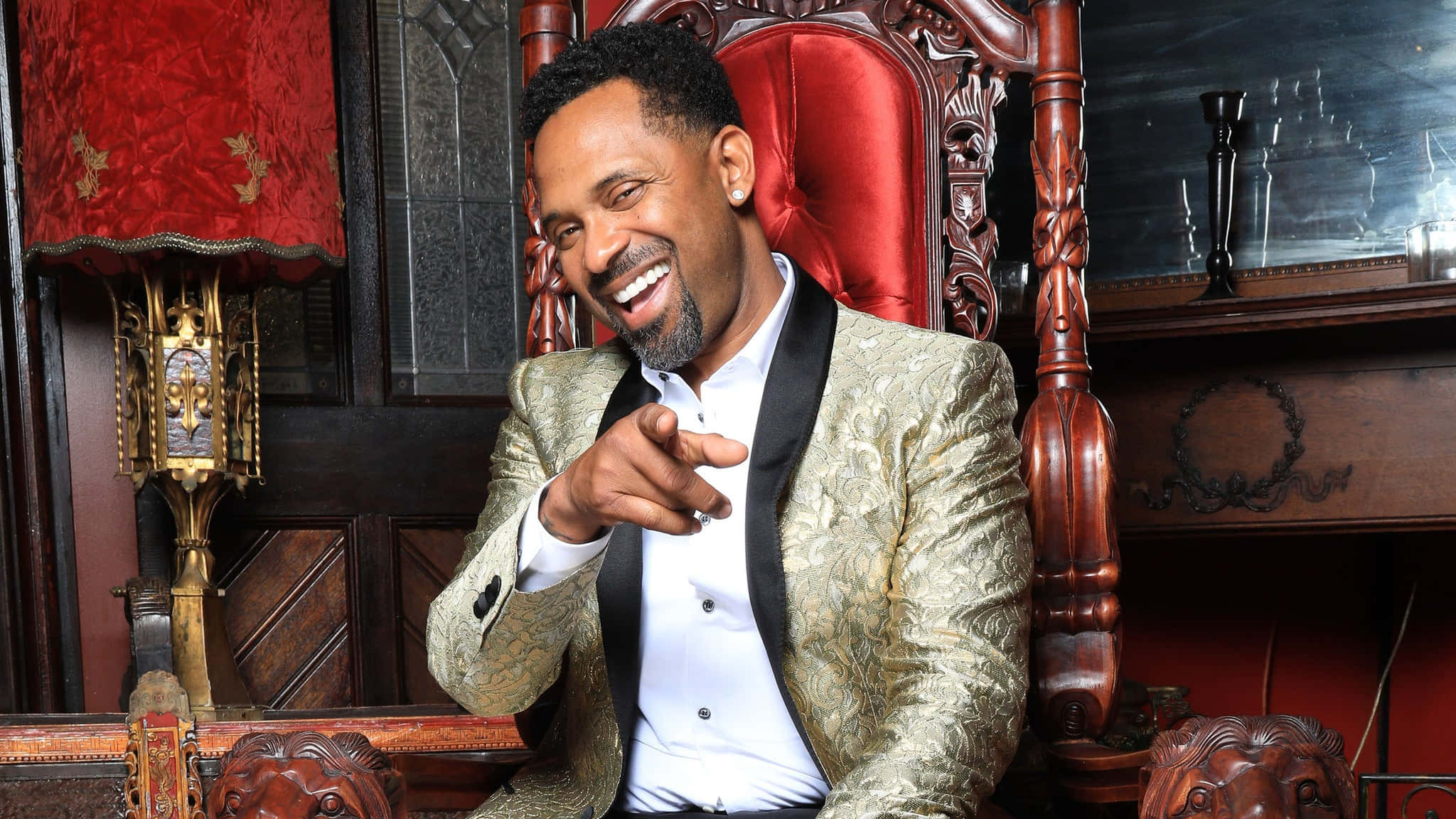 Mike Epps, gold patterned jacket, red throne chair, Full HD Desktop Wallpaper