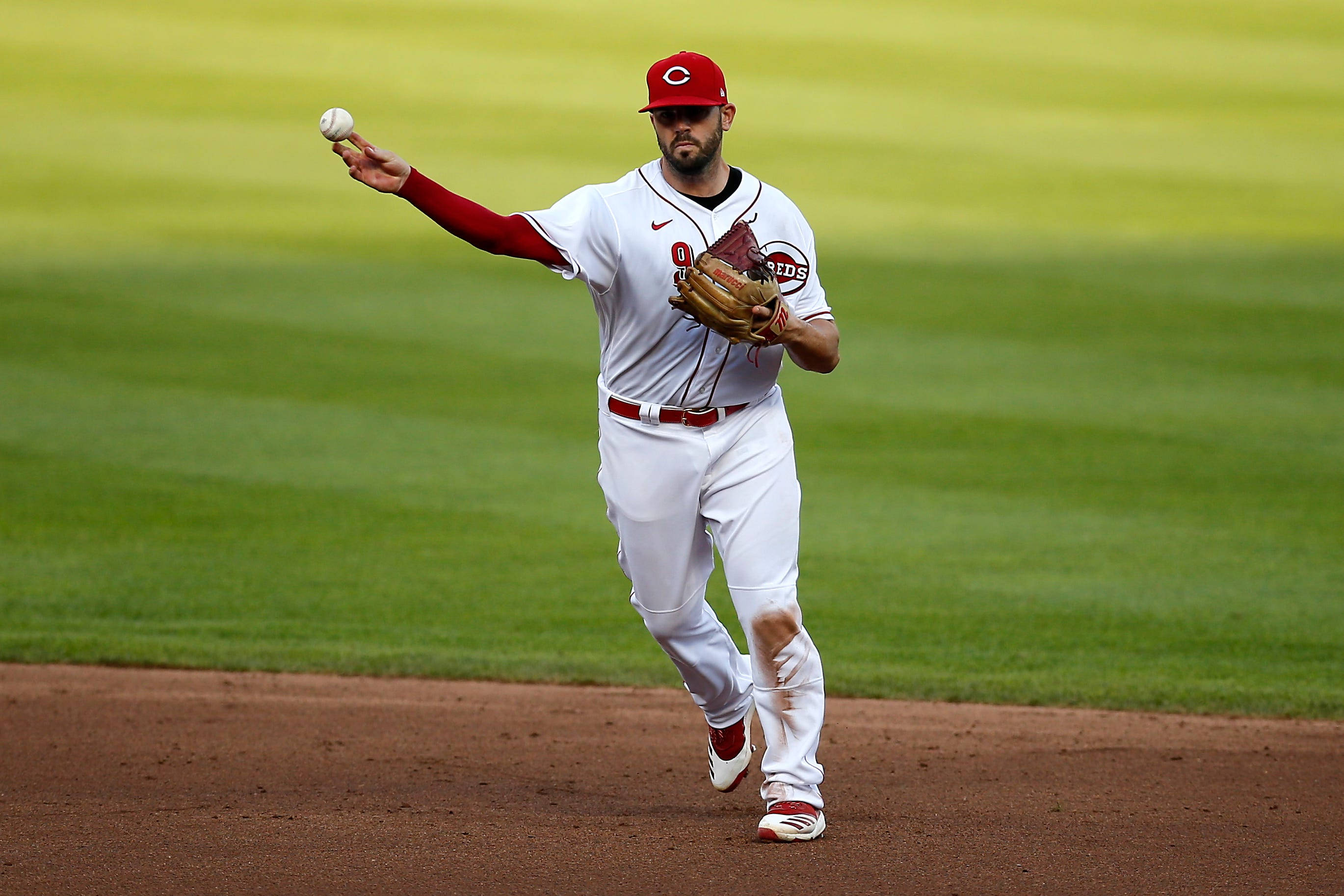 Mike Moustakas, red and white uniform, green field, 2K Desktop Wallpaper