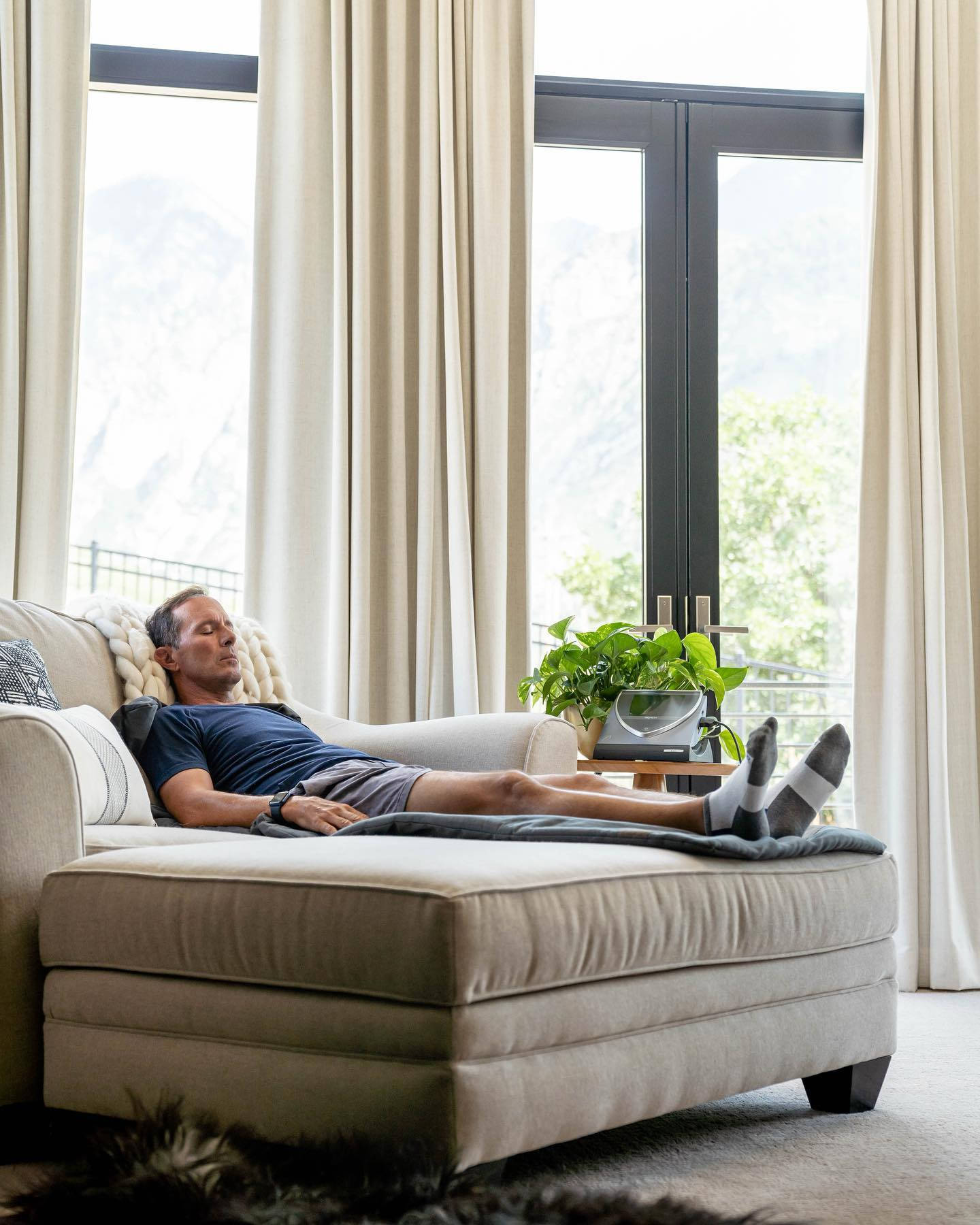 Mike Weir, beige chaise lounge, bright modern living room, HD Phone Wallpaper
