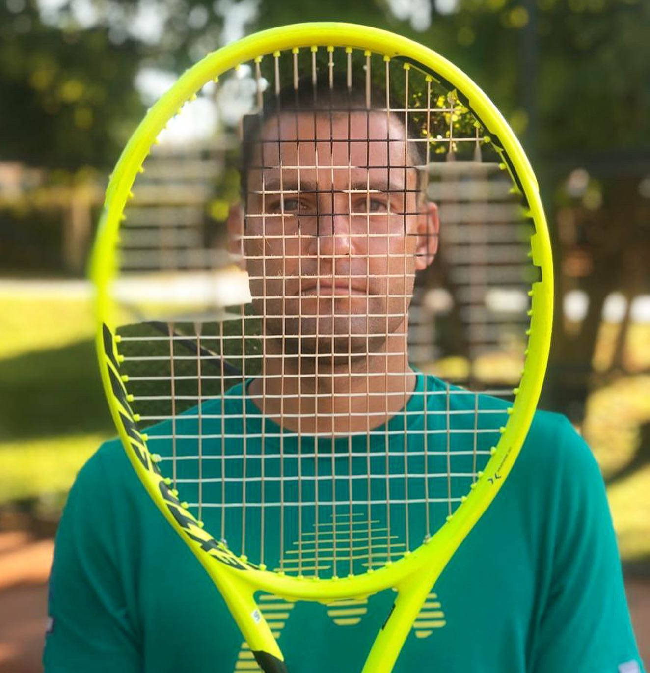 Mikhail Youzhny, green shirt, bright yellow tennis racket, HD Phone Wallpaper