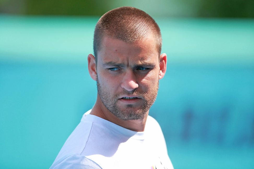 Mikhail Youzhny, shaved head, stubble, SD Desktop Wallpaper