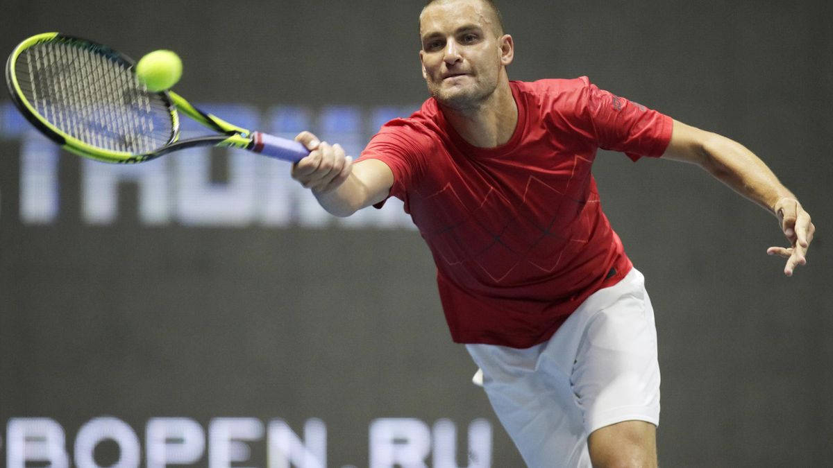 Mikhail Youzhny, red shirt, white shorts, SD Desktop Wallpaper