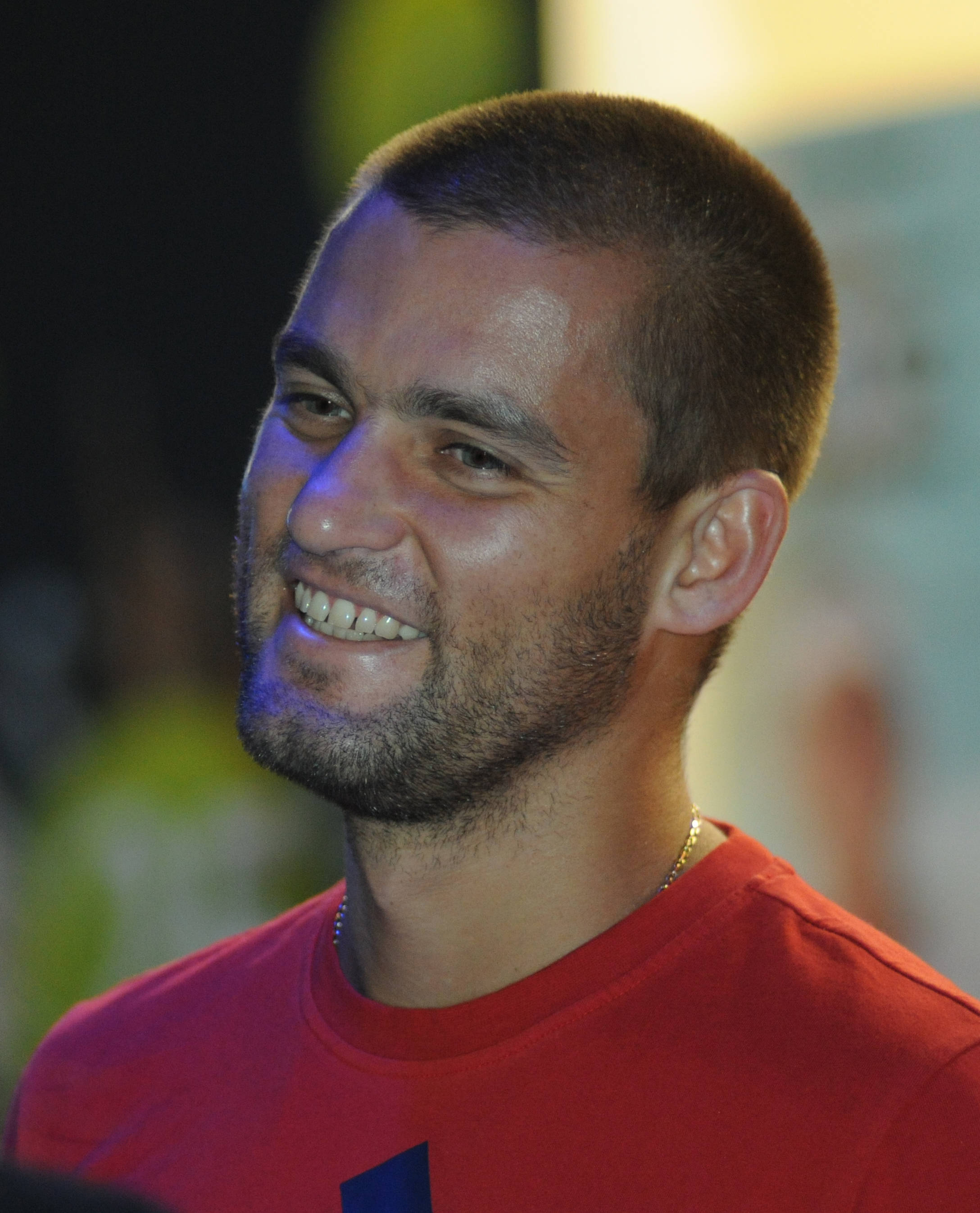 Mikhail Youzhny, red t-shirt, short dark hair, 2K Phone Wallpaper