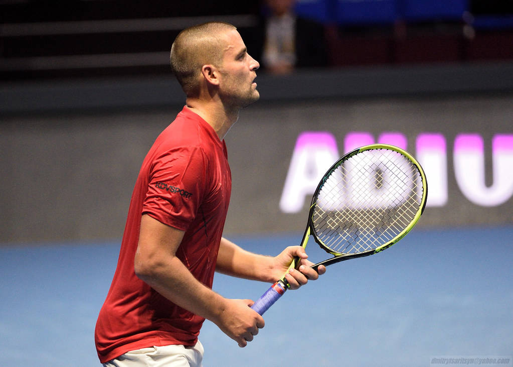 Mikhail Youzhny, red shirt, blue indoor court, SD Desktop Wallpaper