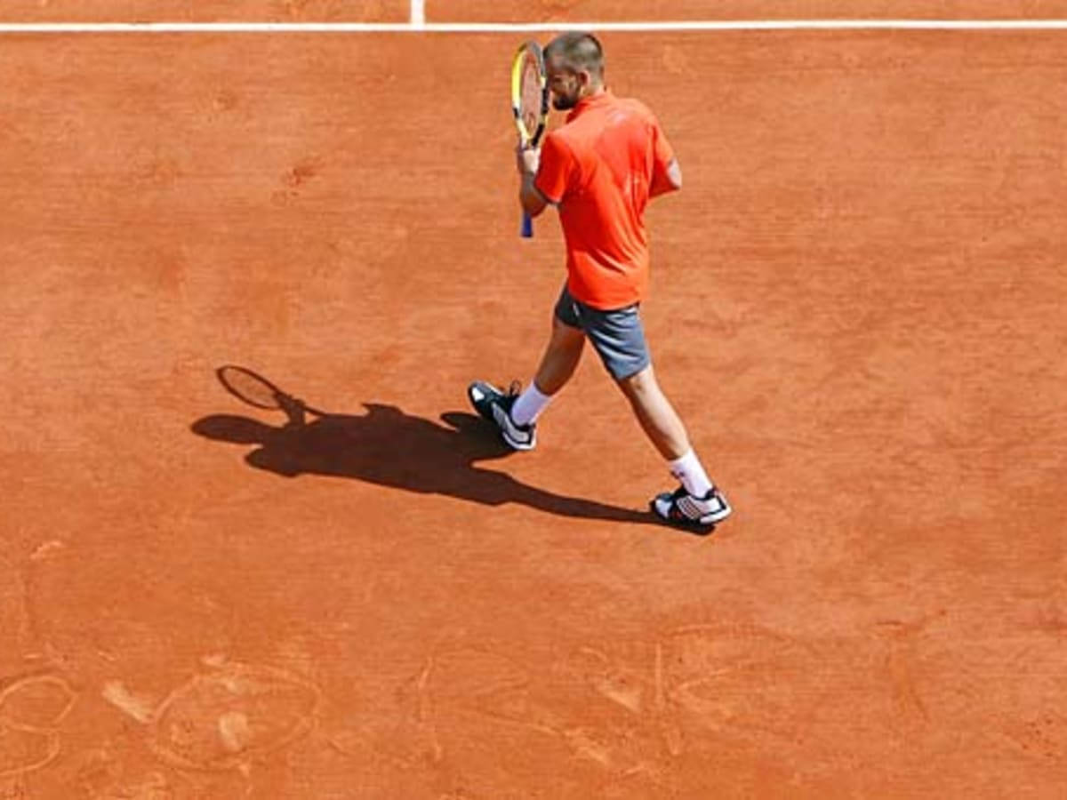 Mikhail Youzhny, orange shirt, sunlit clay court, SD Desktop Wallpaper