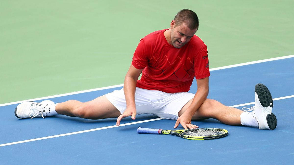 Mikhail Youzhny, red shirt, white shorts, SD Desktop Wallpaper