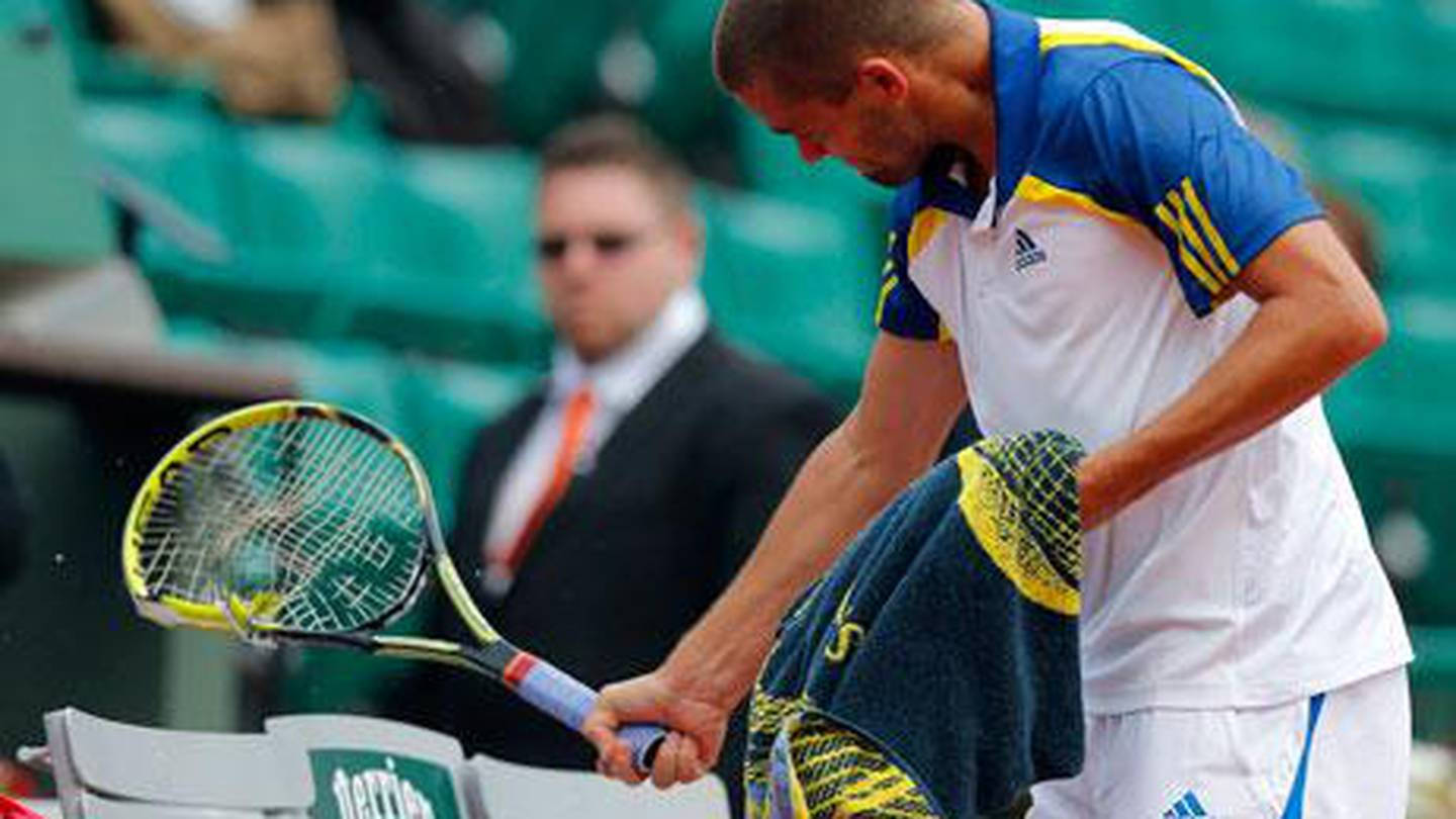 Mikhail Youzhny, blue and white gear, green court, HD Desktop Wallpaper
