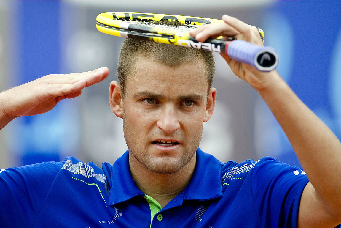 Mikhail Youzhny, signature salute, tennis court, SD Desktop Wallpaper