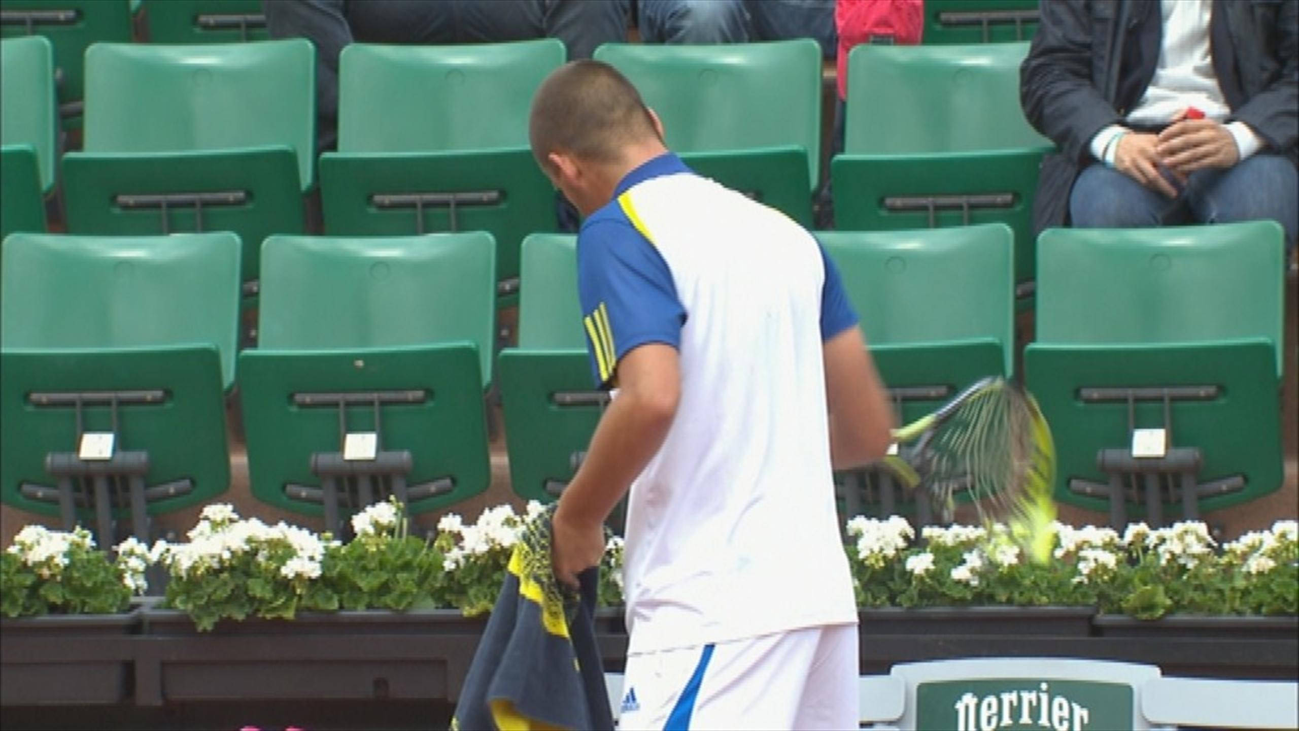 Mikhail Youzhny, white and blue gear, racket, 2K Desktop Wallpaper