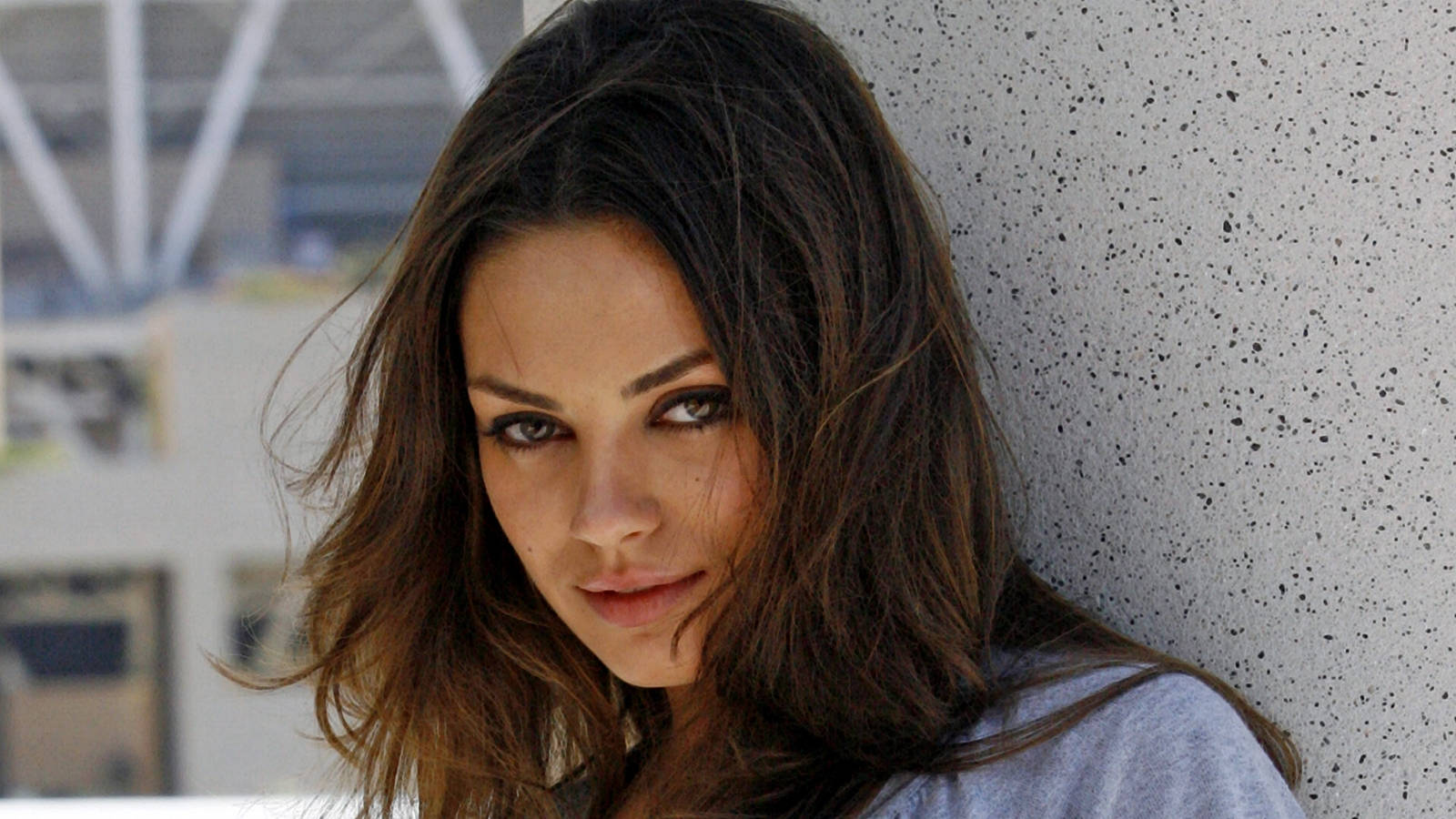 Mila Kunis, dark wavy hair, speckled wall, HD Desktop Wallpaper