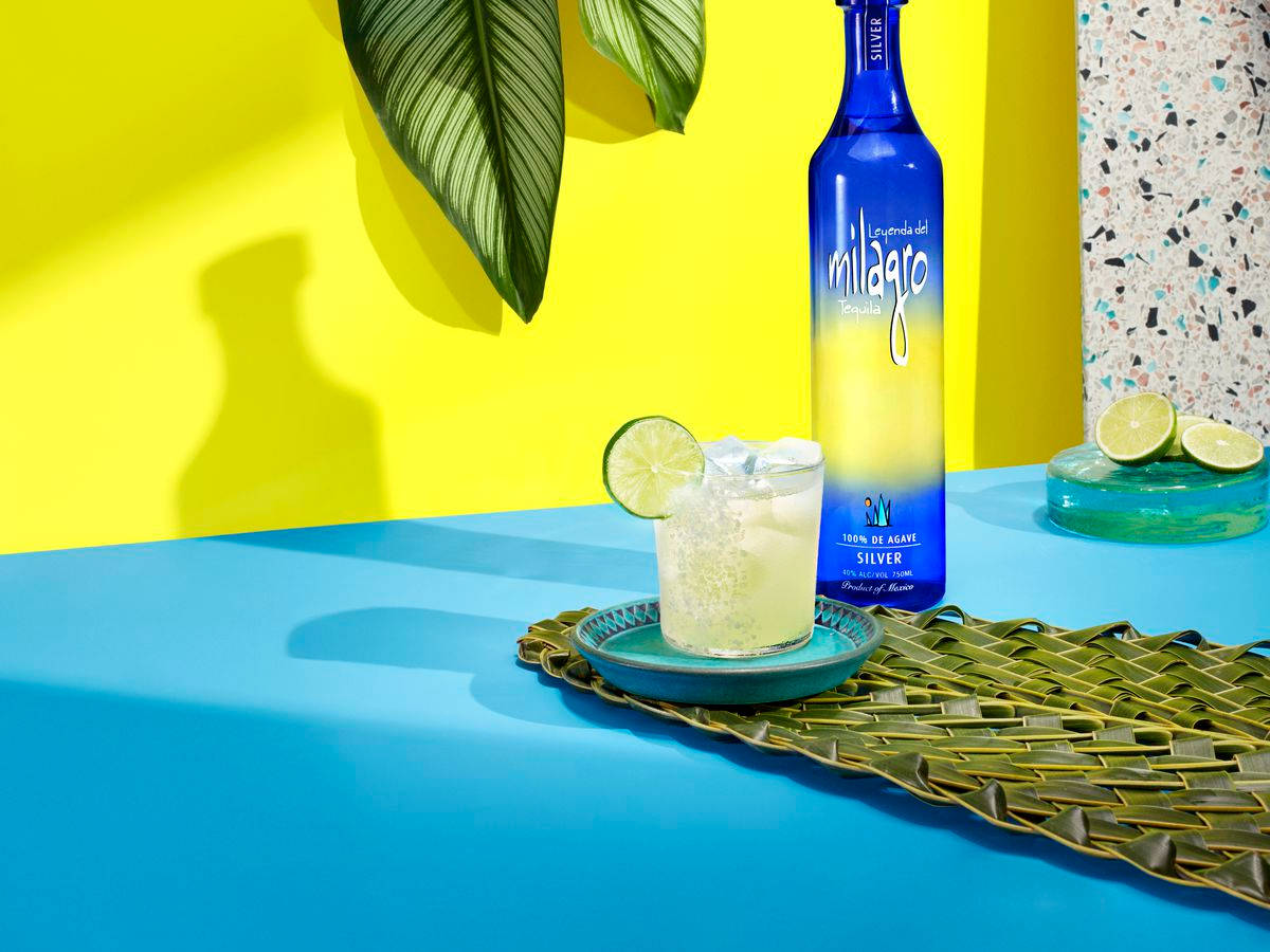 Milagro Silver tequila, margarita cocktail, vibrant blue bottle, SD Desktop Wallpaper
