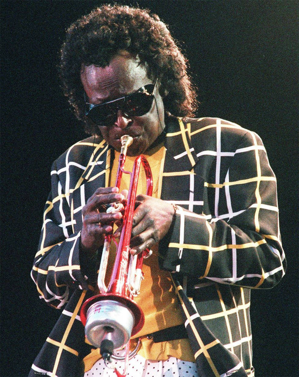 Miles Davis, red trumpet, stage lights, SD Phone Wallpaper