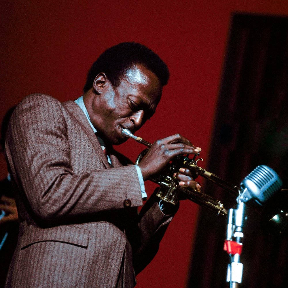 Miles Davis, pinstripe suit, vintage microphone, SD Desktop Wallpaper