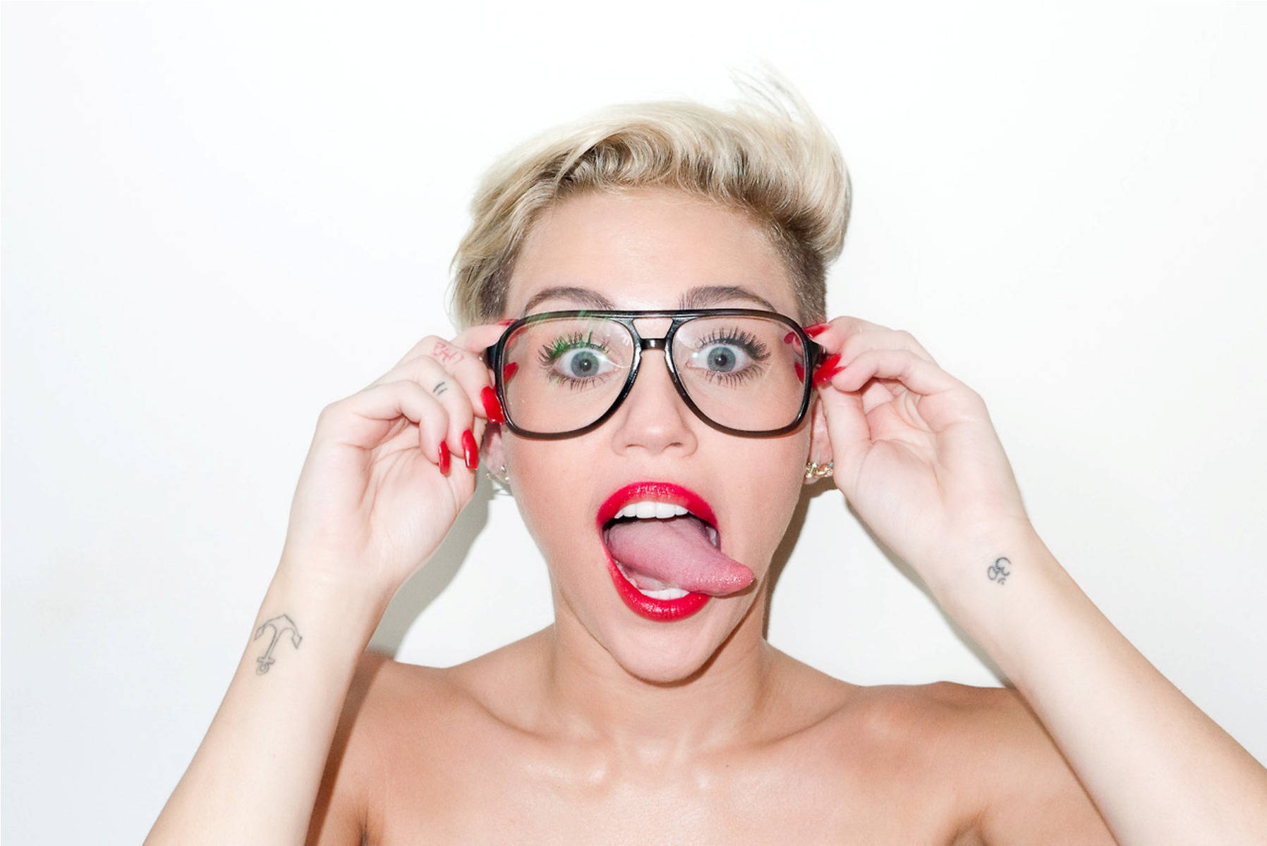 Miley Cyrus, blonde hair, red nails, HD Desktop Wallpaper