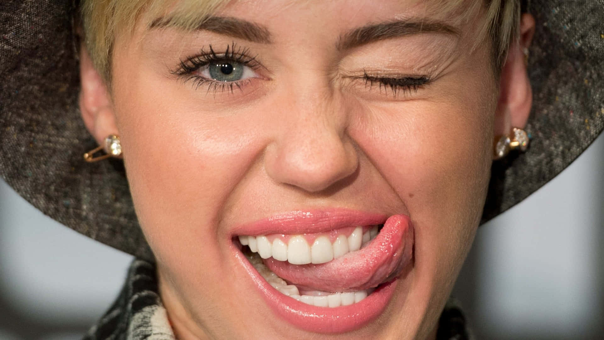 Miley Cyrus, short blonde hair, wide playful grin, Full HD Desktop Wallpaper