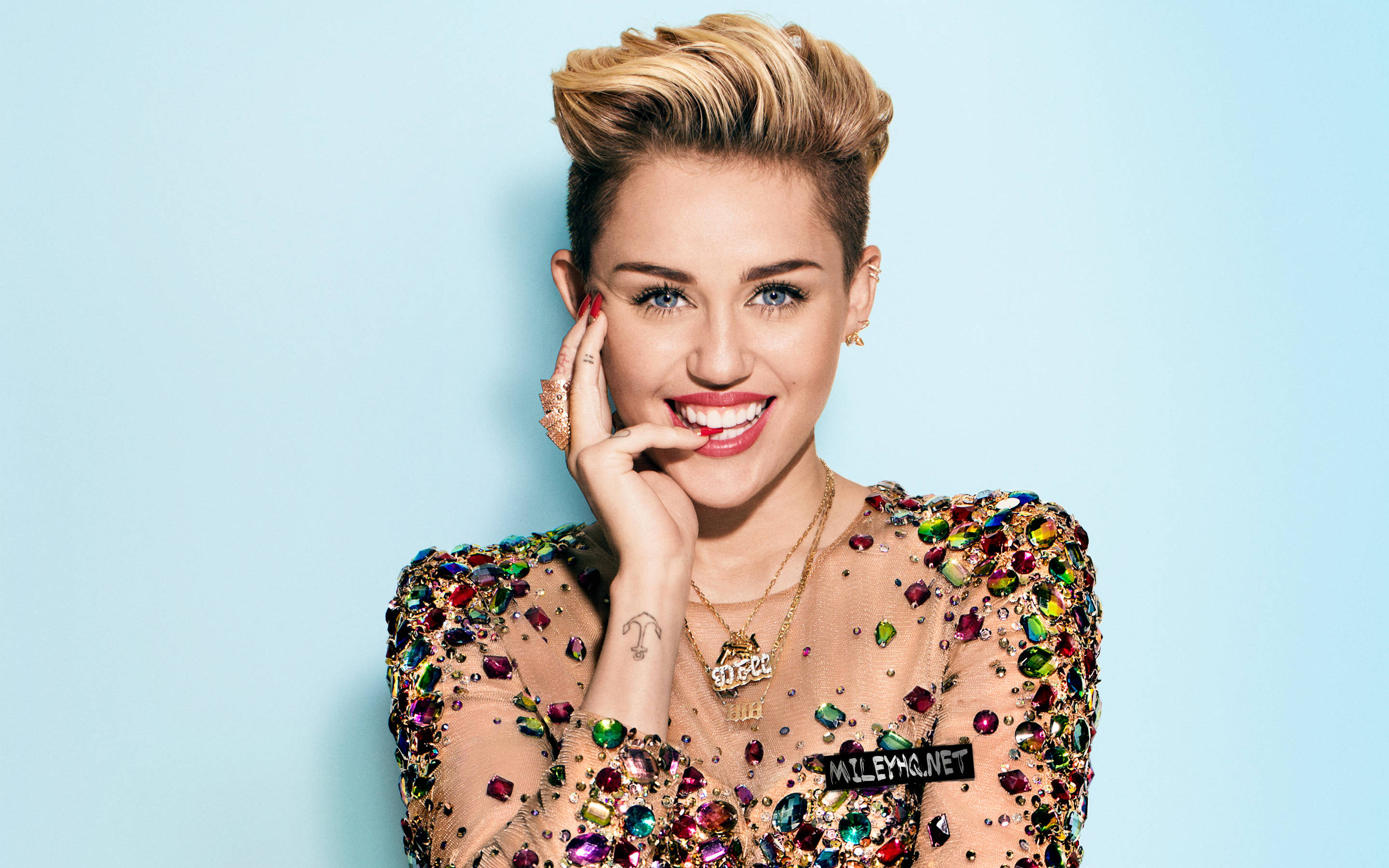 Miley Cyrus, gem stone outfit, sparkling gem-encrusted top, 2K Desktop Wallpaper