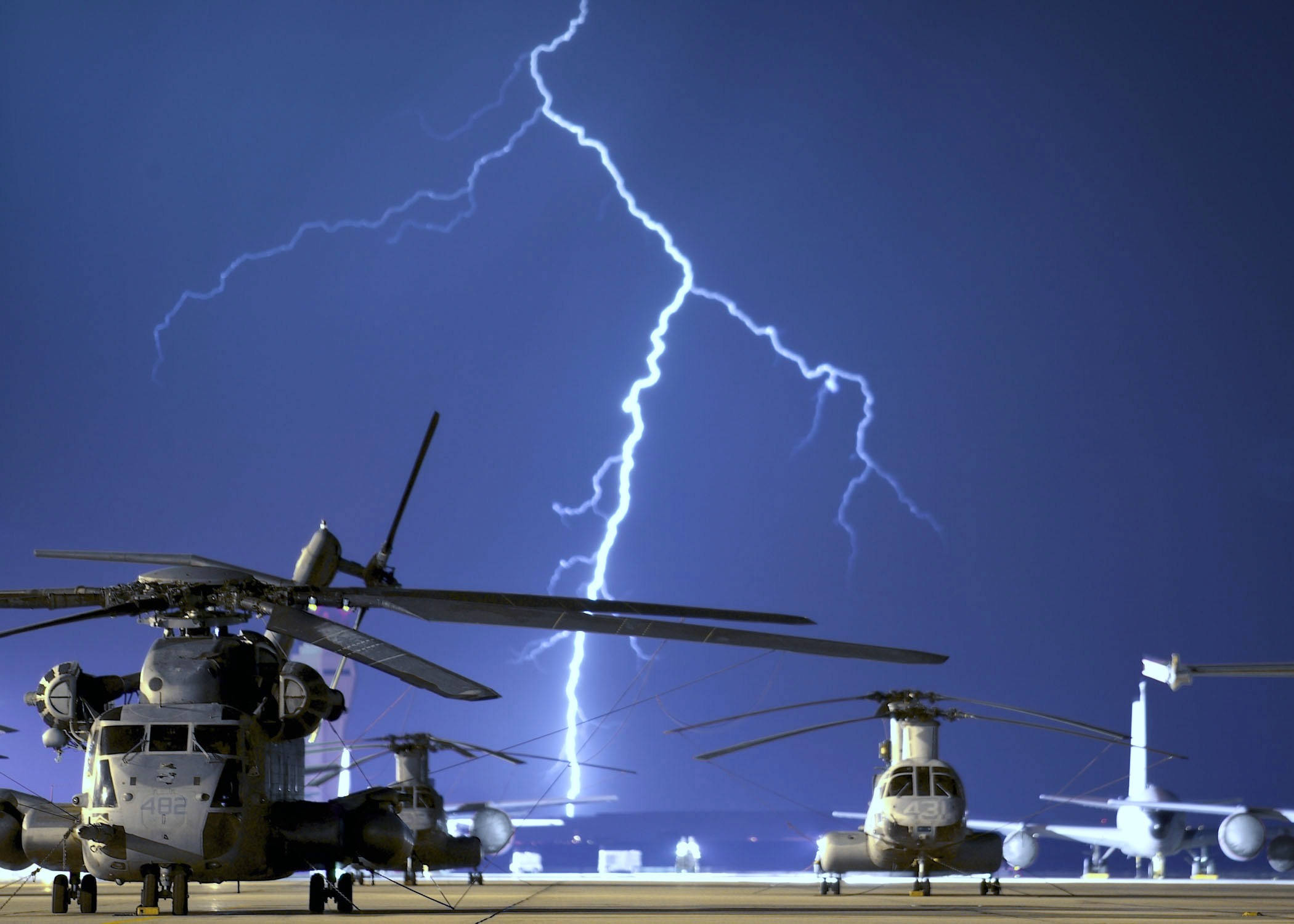 military helicopter, lightning bolt, dark blue sky, Full HD Desktop Wallpaper