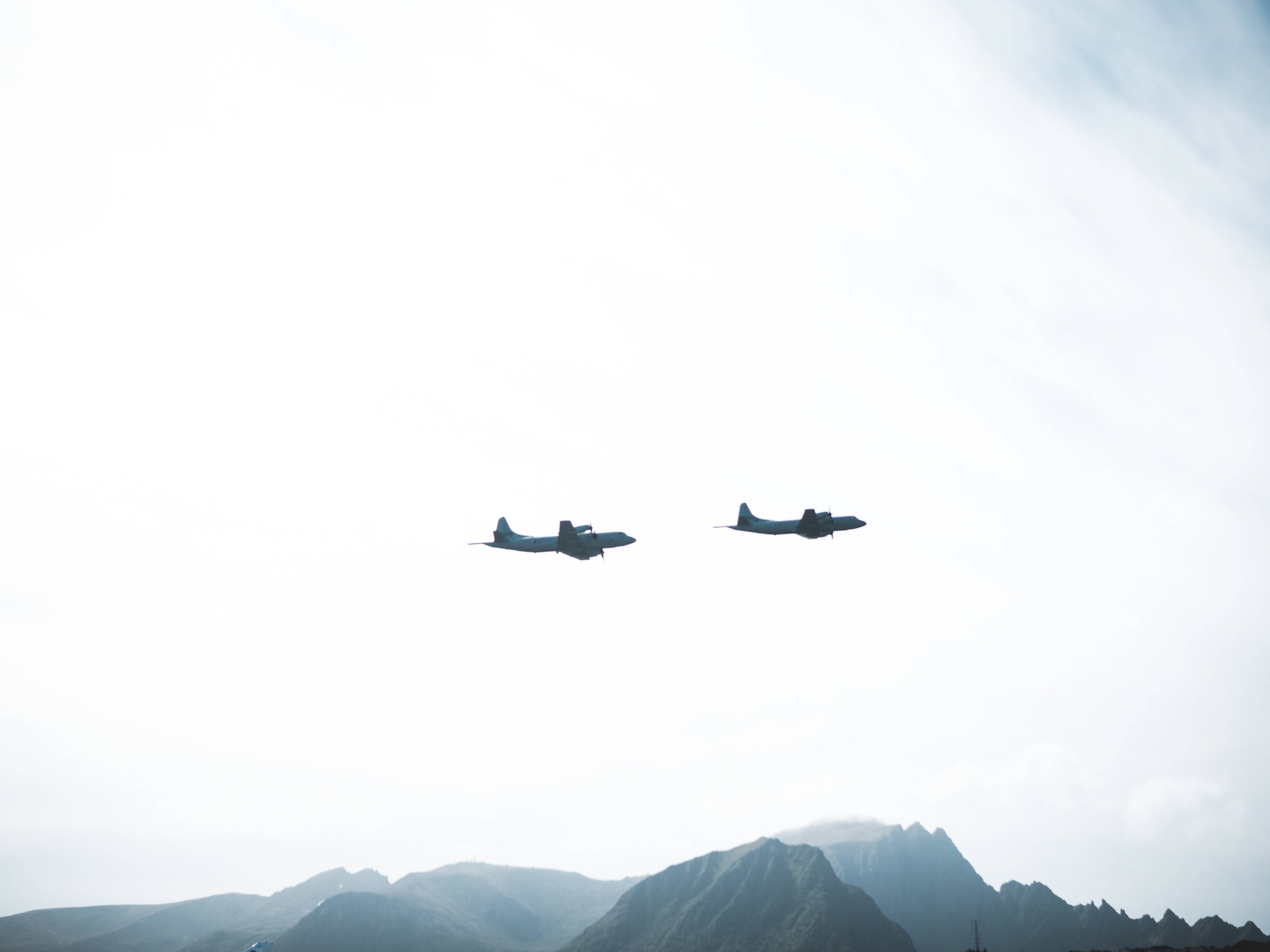 twin fighter plane, vintage military aircraft, formation, 4K Desktop Wallpaper