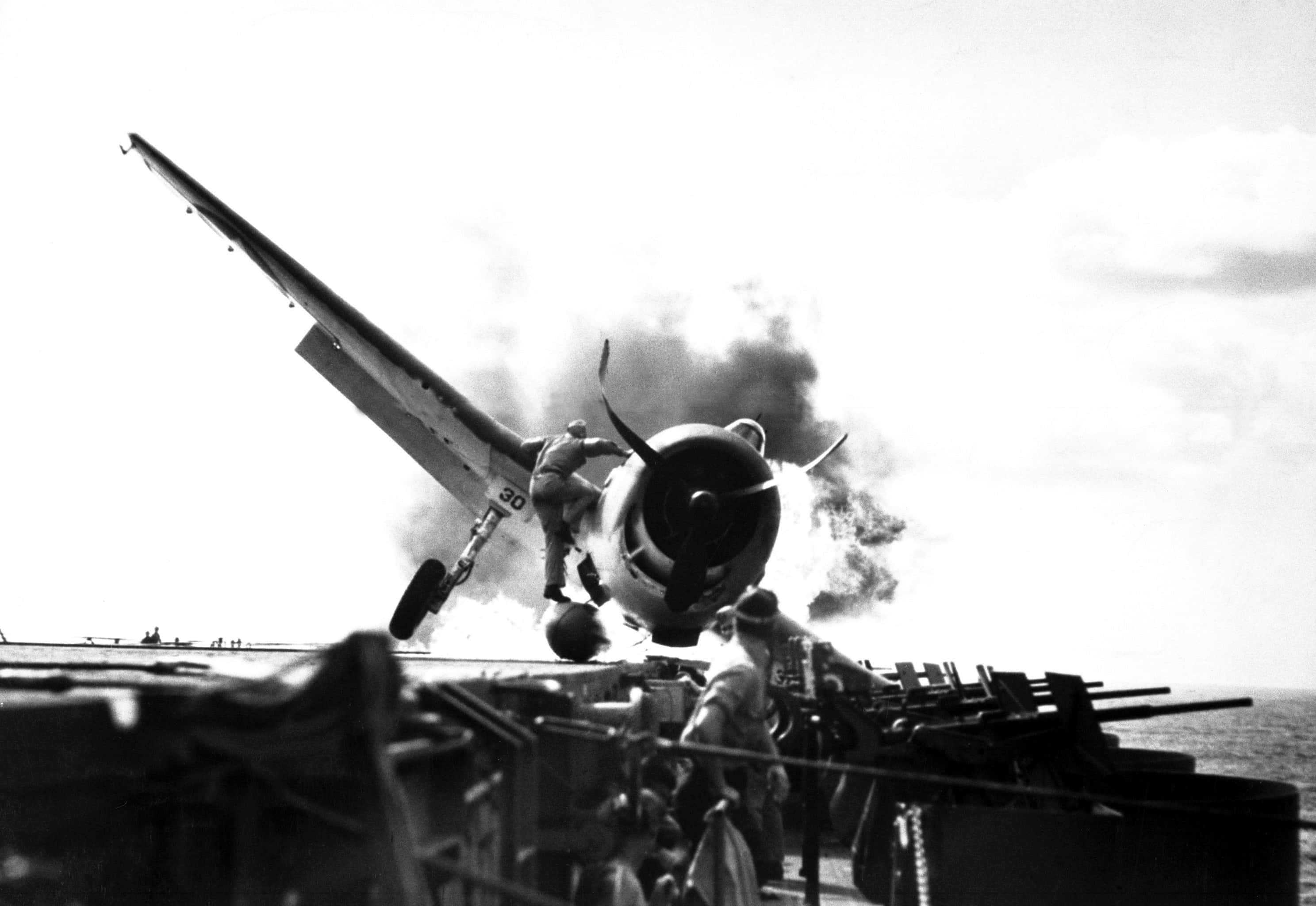military plane, aircraft carrier, crash landing, 2K Desktop Wallpaper