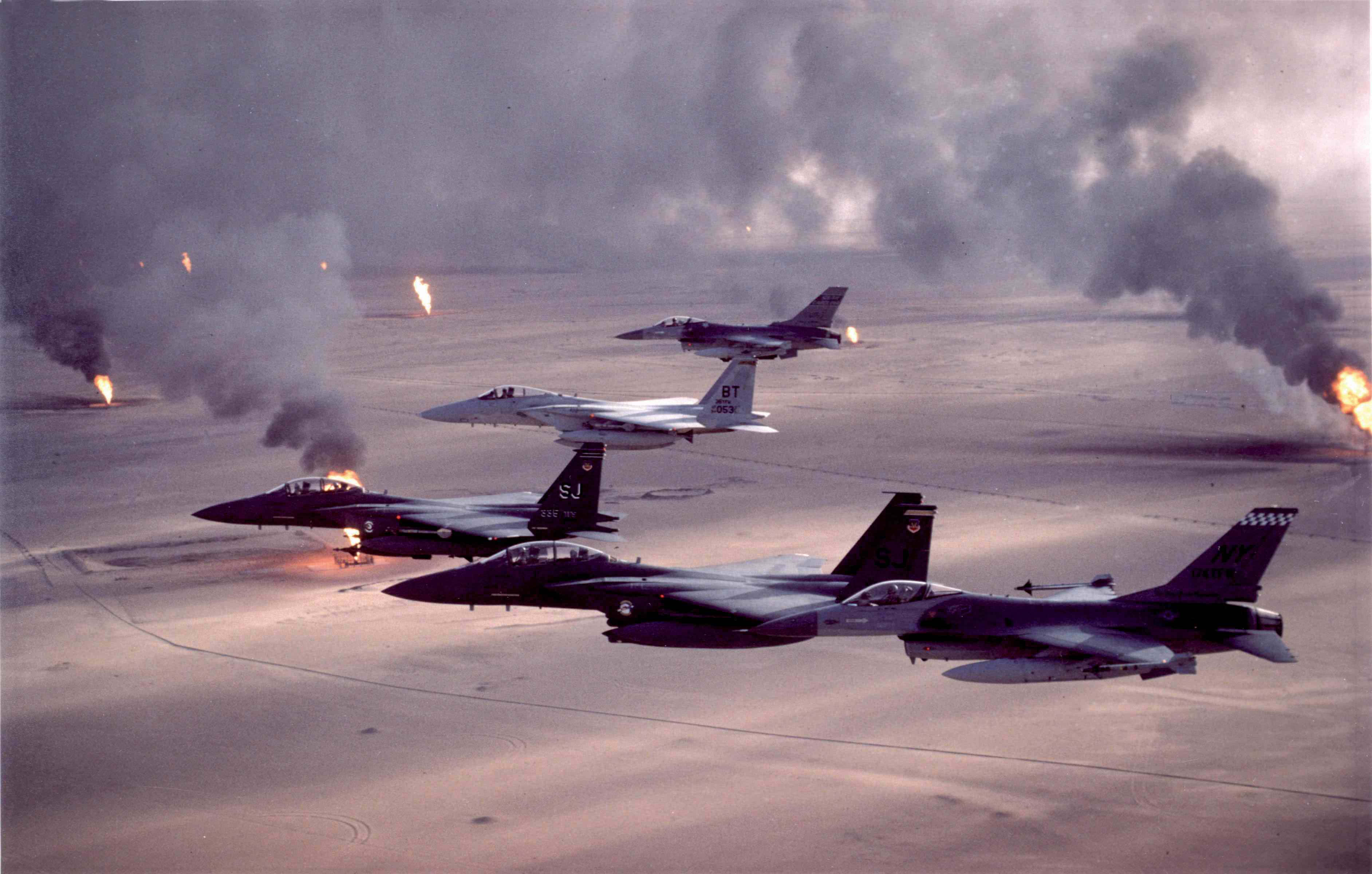 fighter jets, desert airfield, explosions, 2K Desktop Wallpaper