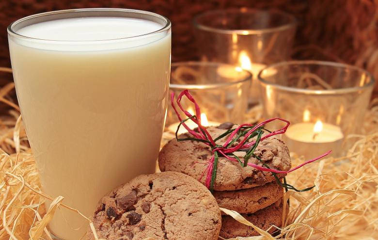 Milk And Cookie, glass of milk, chocolate chip cookies, SD Desktop Wallpaper
