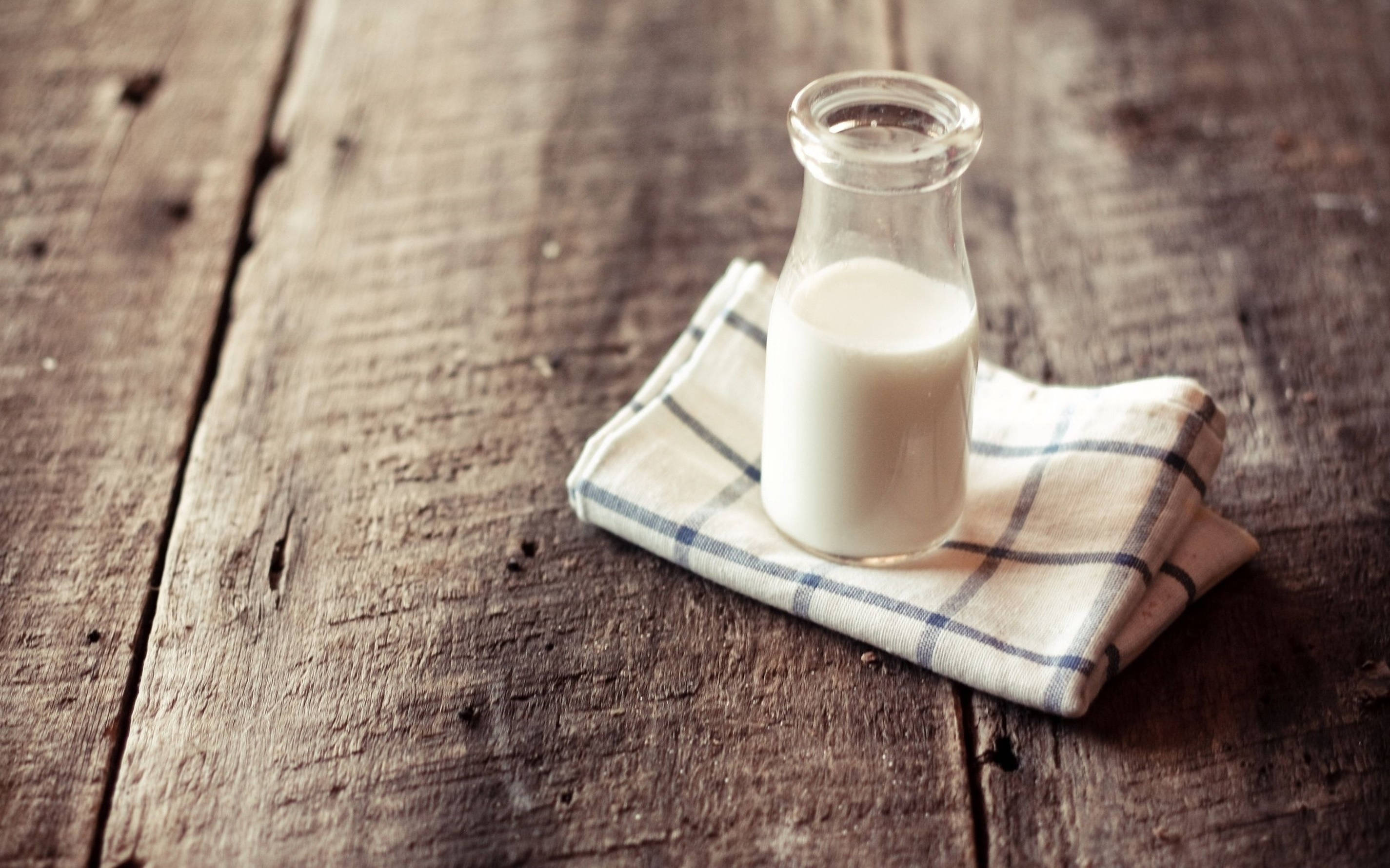 glass bottle of milk, checkered cloth, weathered wooden table, 2K Desktop Wallpaper
