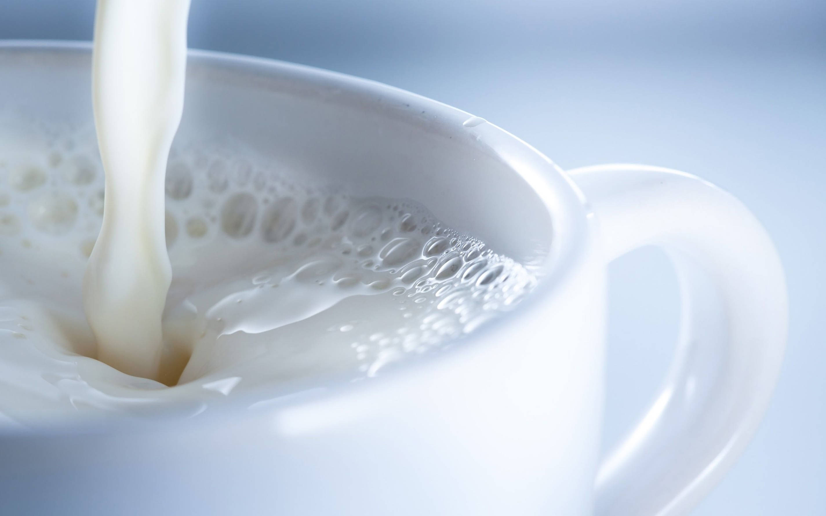 white ceramic cup, creamy milk, swirling bubbles, 2K Desktop Wallpaper