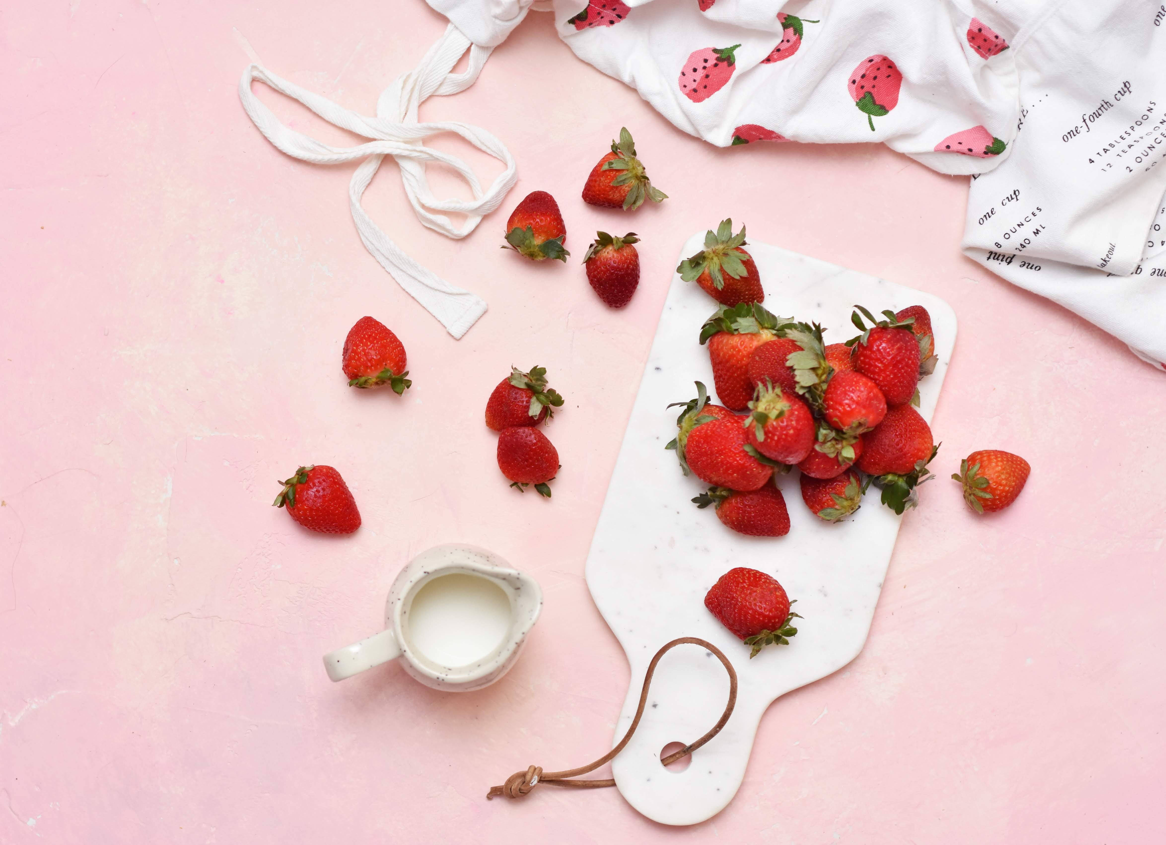 strawberry, milk, pink surface, 4K Desktop Wallpaper