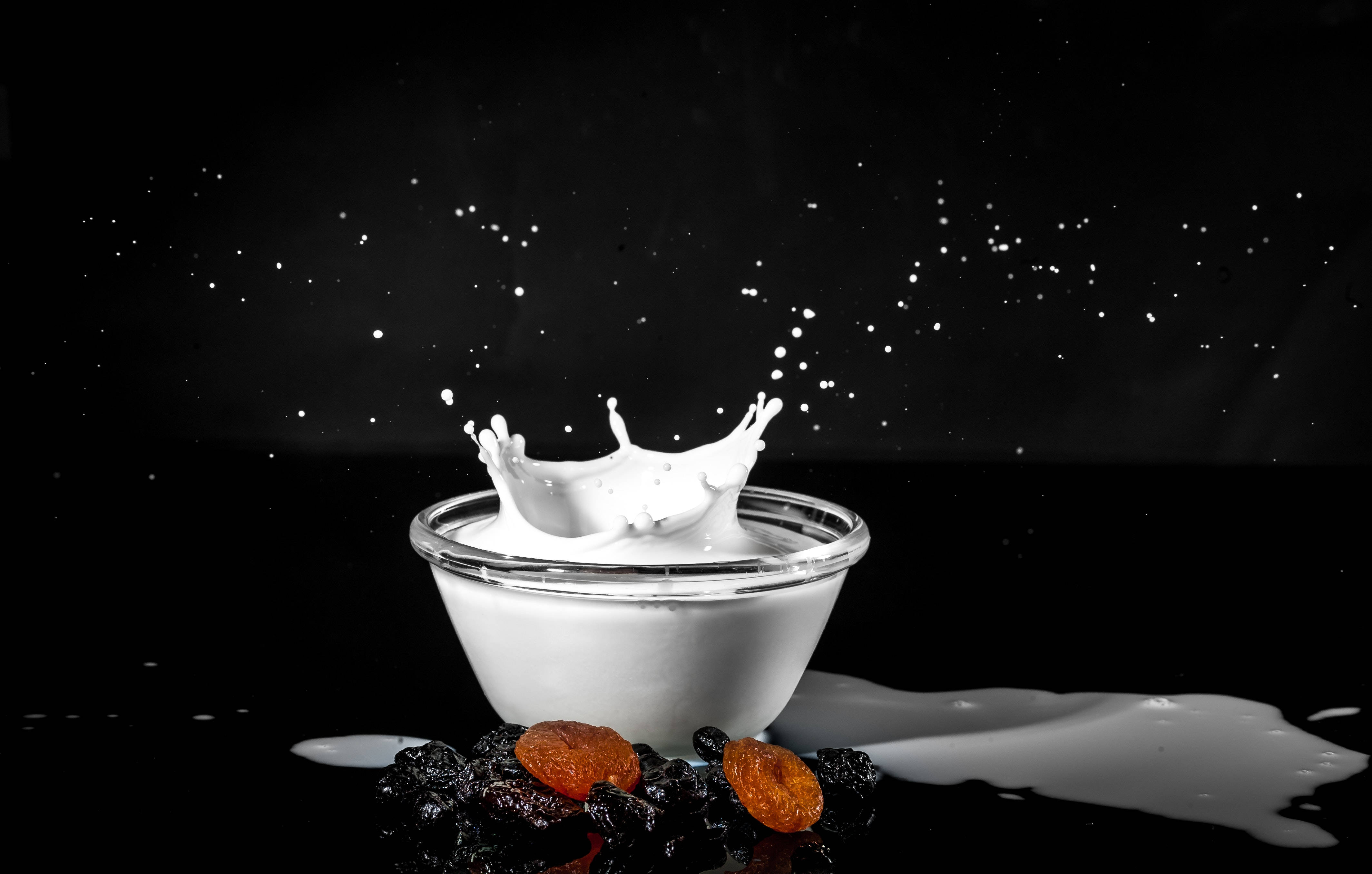 spilt milk, glass bowl, white milk, 4K Desktop Wallpaper