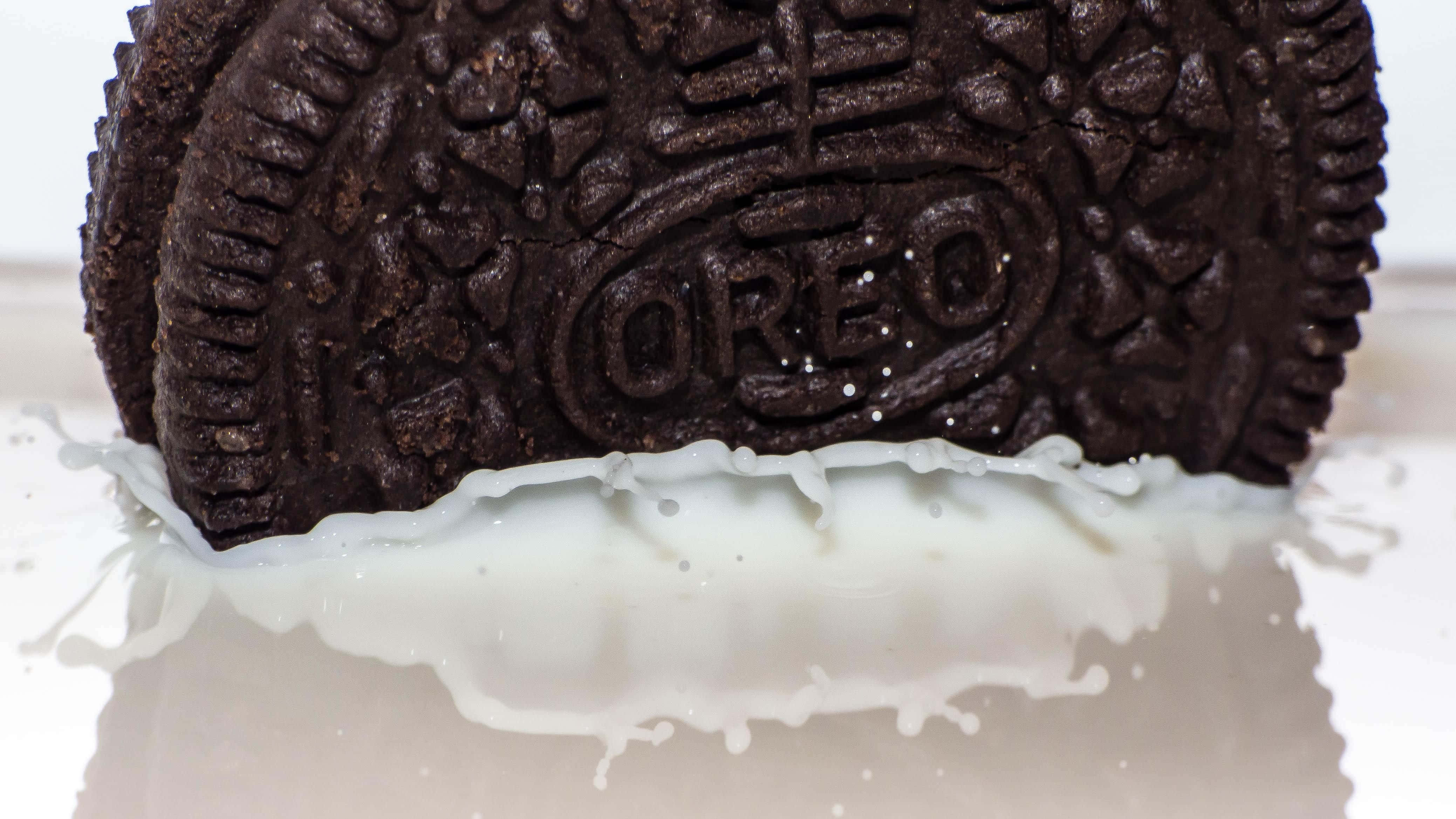 Oreo cookie, creamy white milk, pool of milk, 4K Desktop Wallpaper