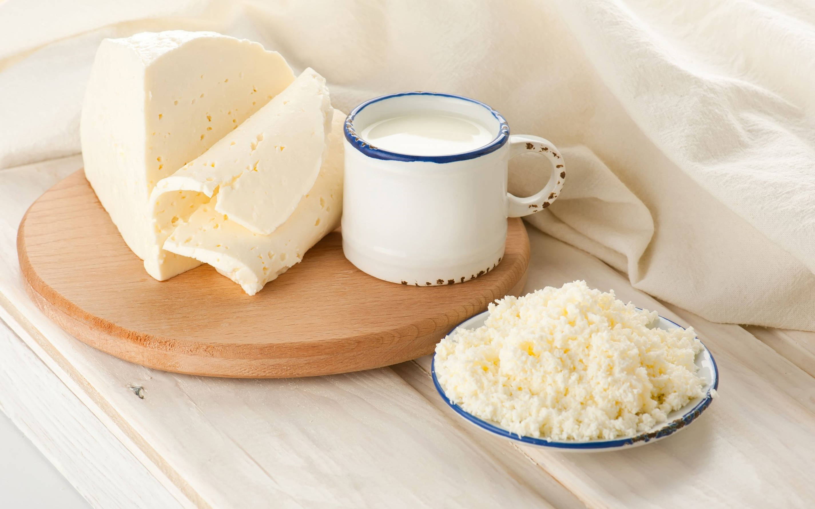 milk, white cheese, rustic wooden board, 2K Desktop Wallpaper