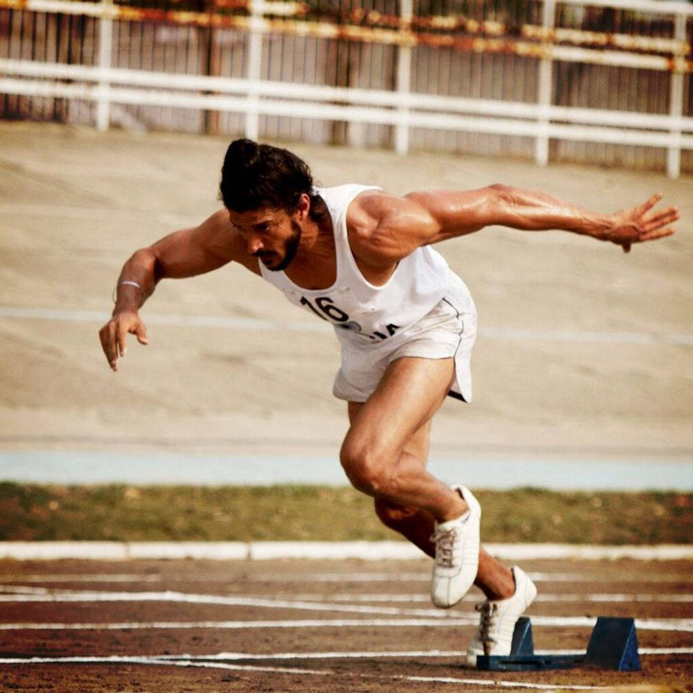 Milkha Singh, white gear, blue starting blocks, SD Desktop Wallpaper