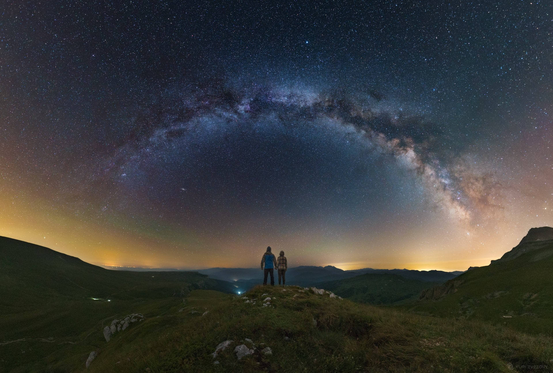 Milky Way Galaxy, silhouetted figures, grassy mountain ridge, Full HD Desktop Wallpaper