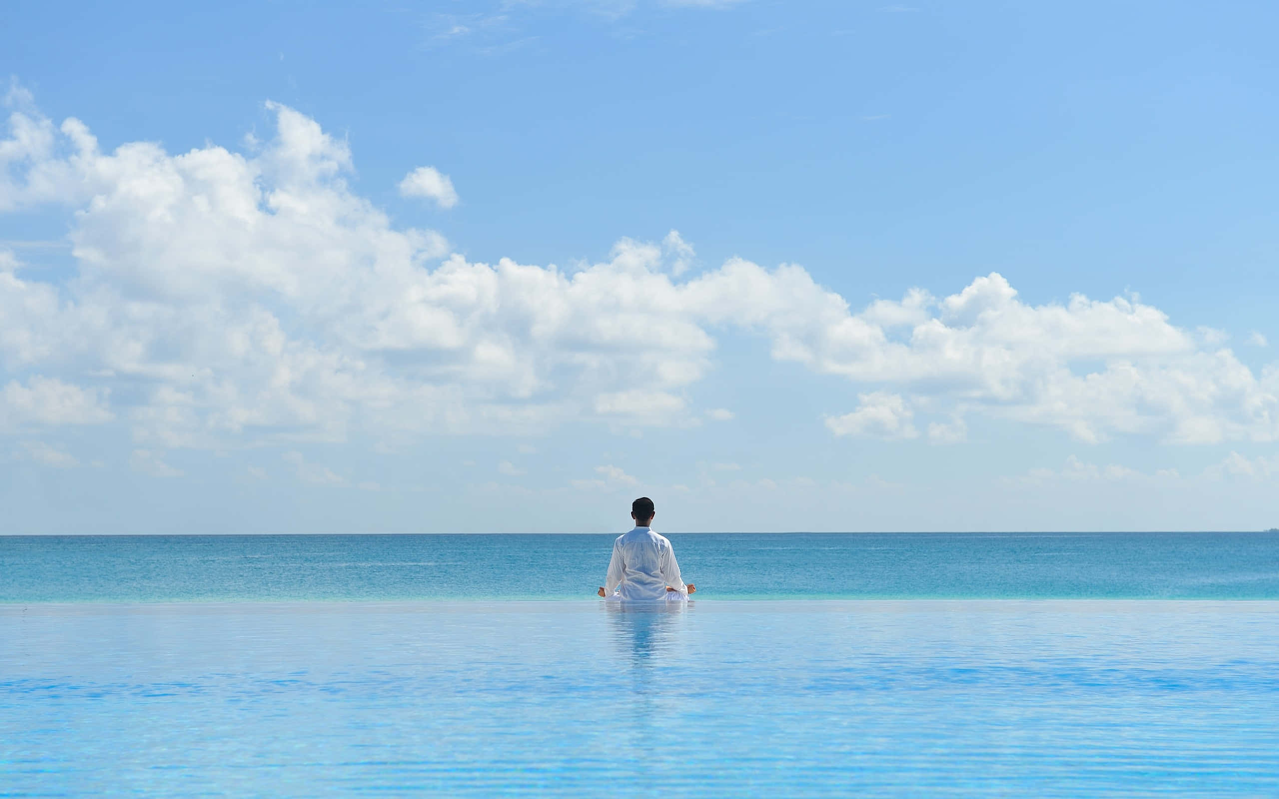 infinity pool, turquoise ocean, bright blue sky, 2K Desktop Wallpaper