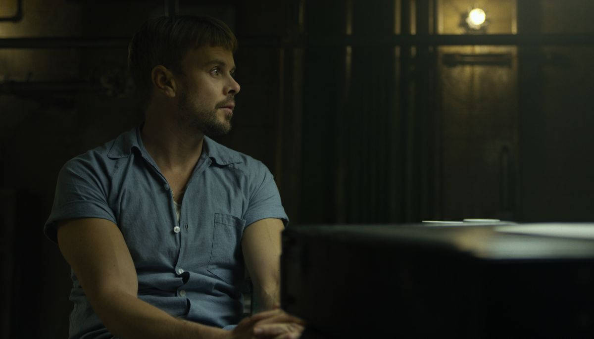 Mindhunter, blue shirt, piano, SD Desktop Wallpaper