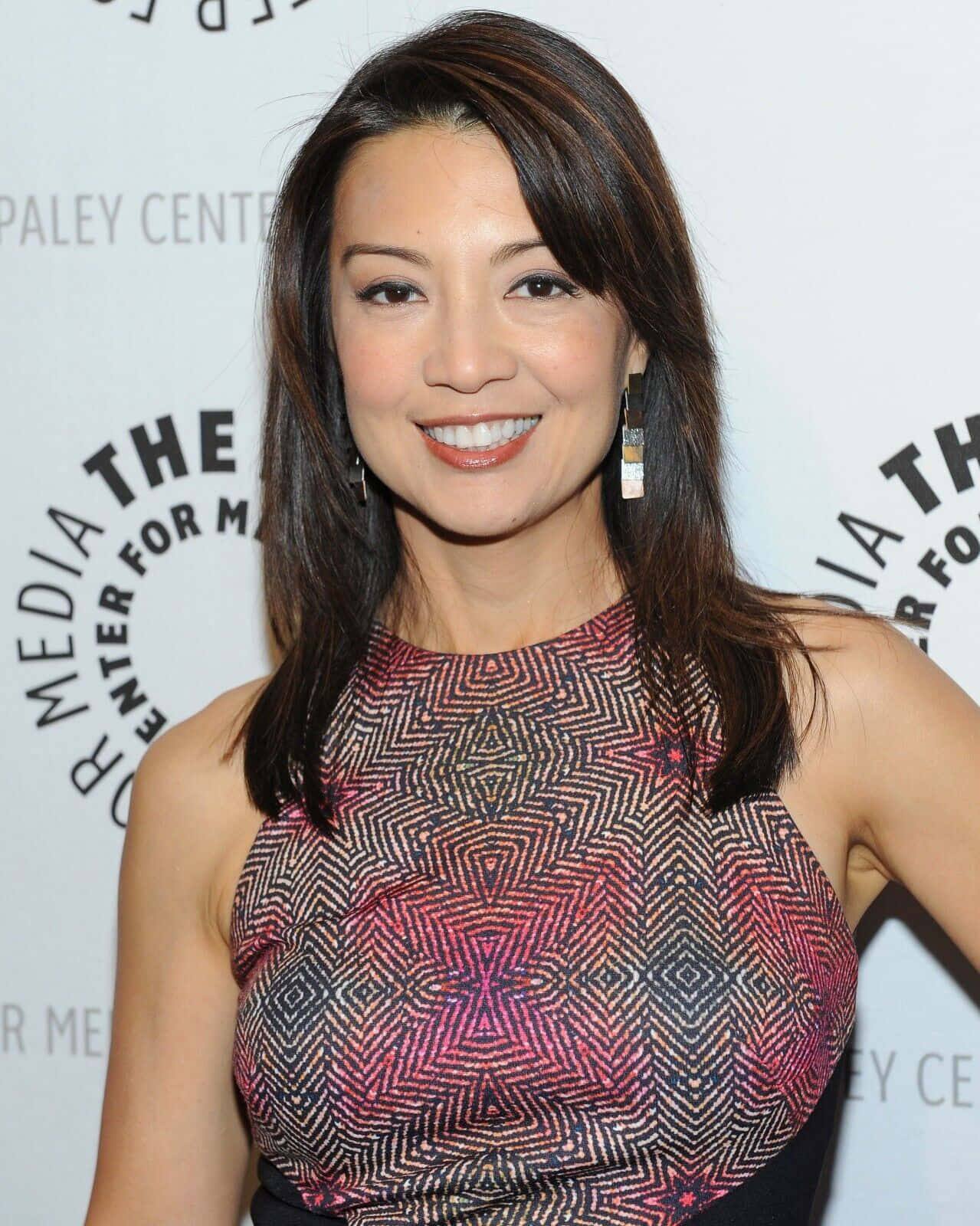 Ming Na Wen, black, geometric patterned top, HD Phone Wallpaper